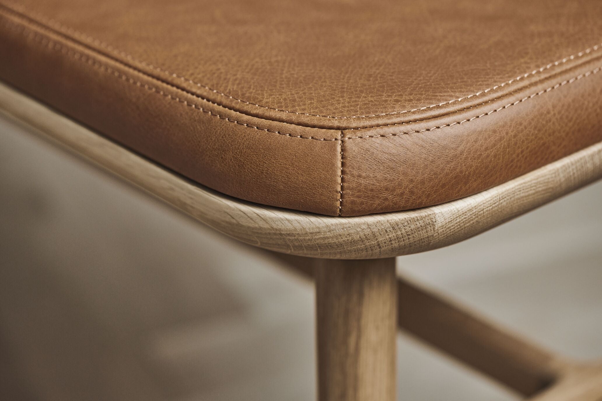 Polsterte Florbankbasis aus dunklem Eichenholz