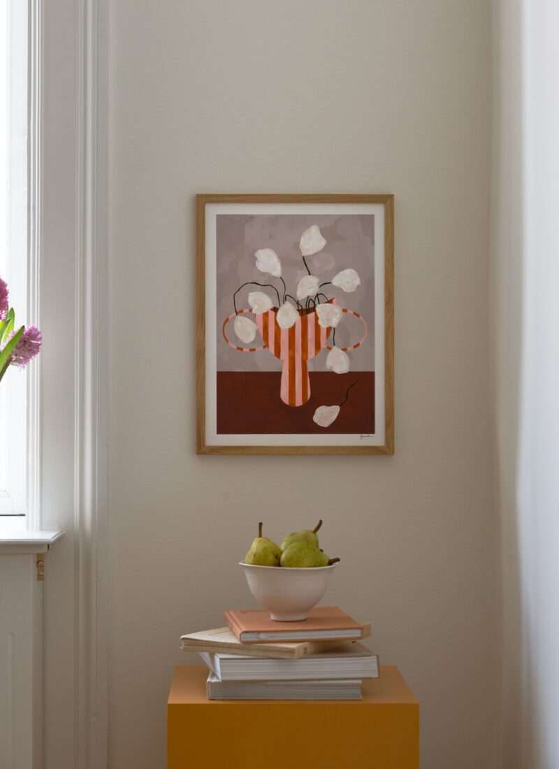 Artistic graphics White Flowers in Striped Vase