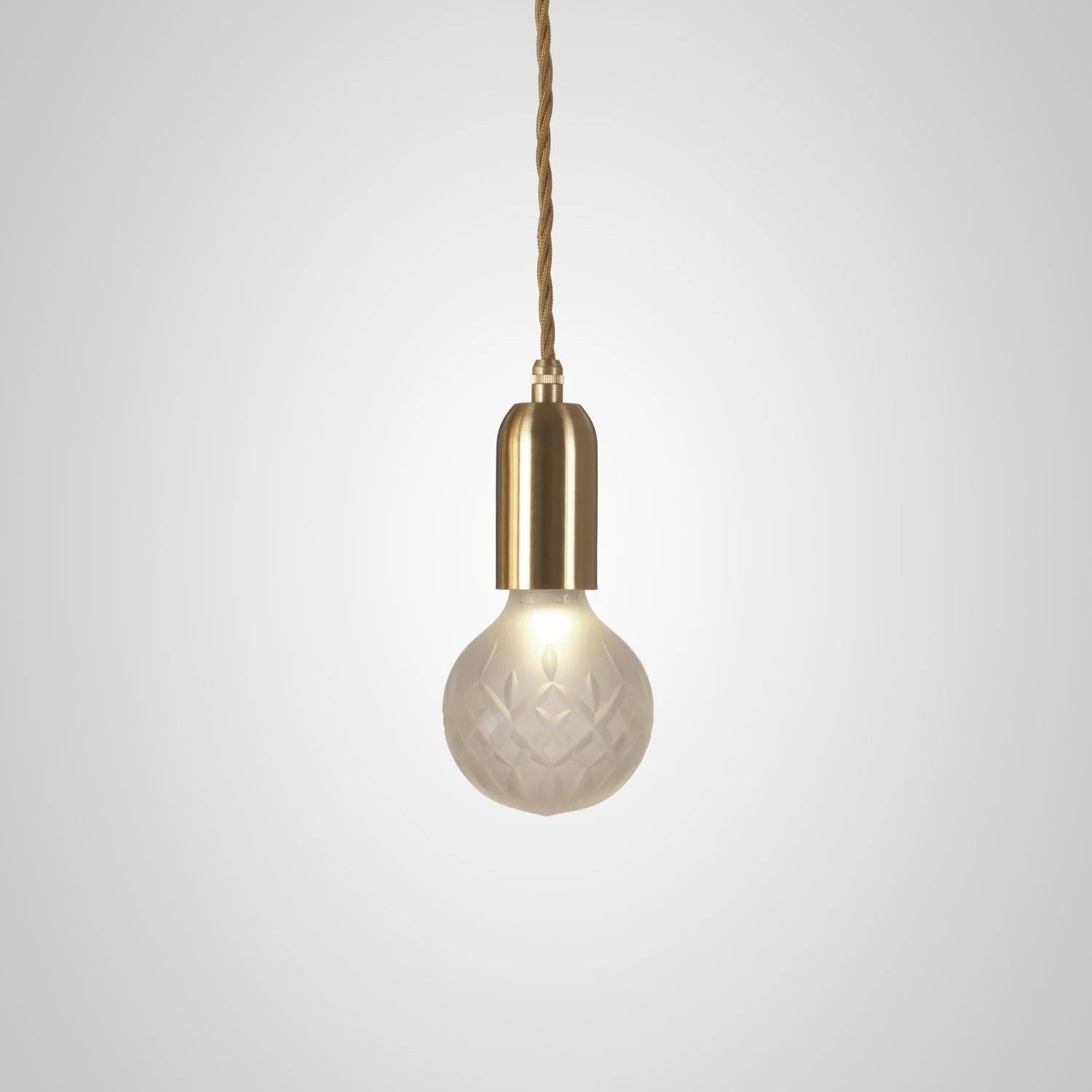 Hängelampe CRYSTAL BULB aus mattem Kristallglas mit messingfarbener Oberfläche