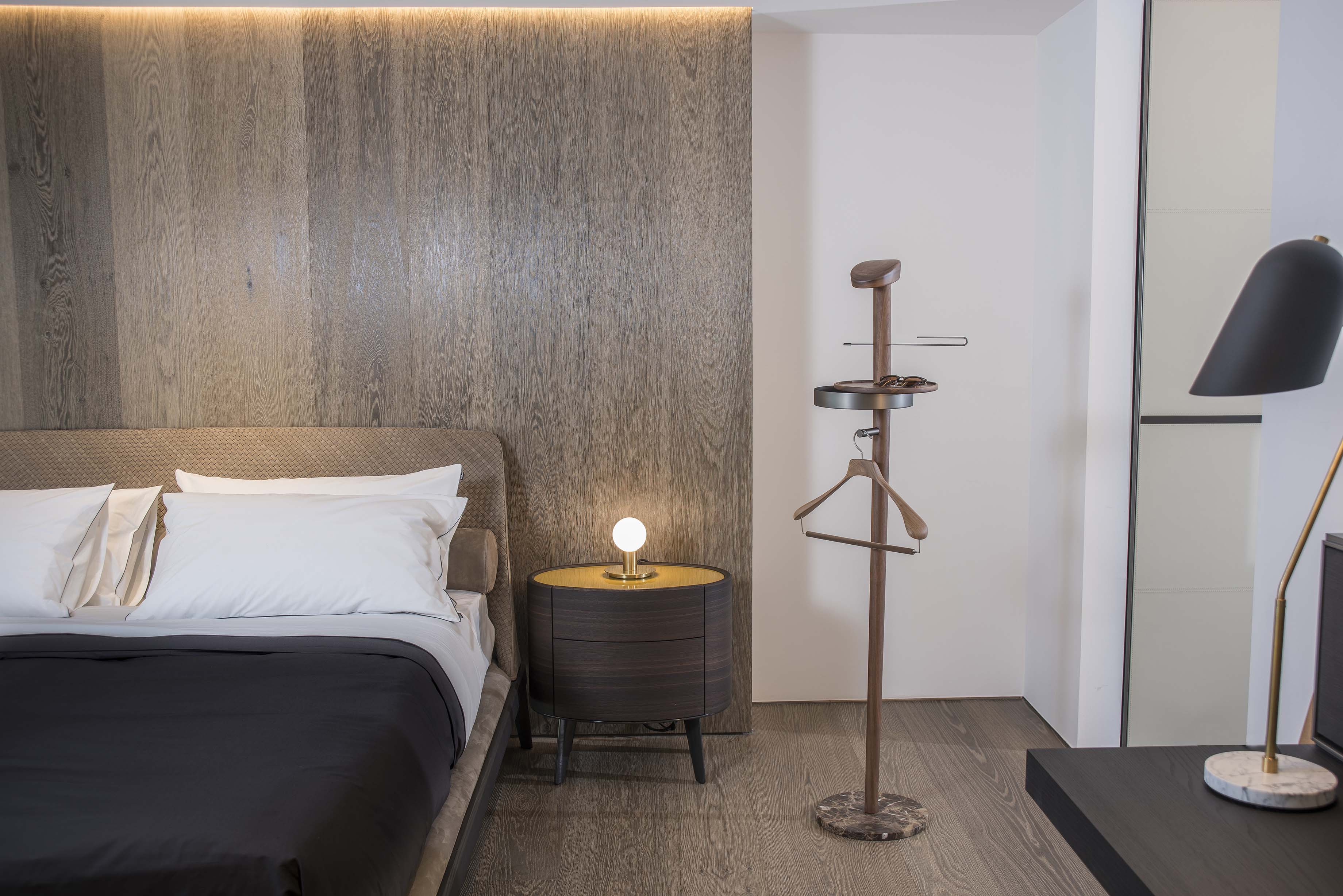 Galan M Kleiderständer aus Nussbaumholz mit braunem Marmor und grafitfarbener Oberfläche