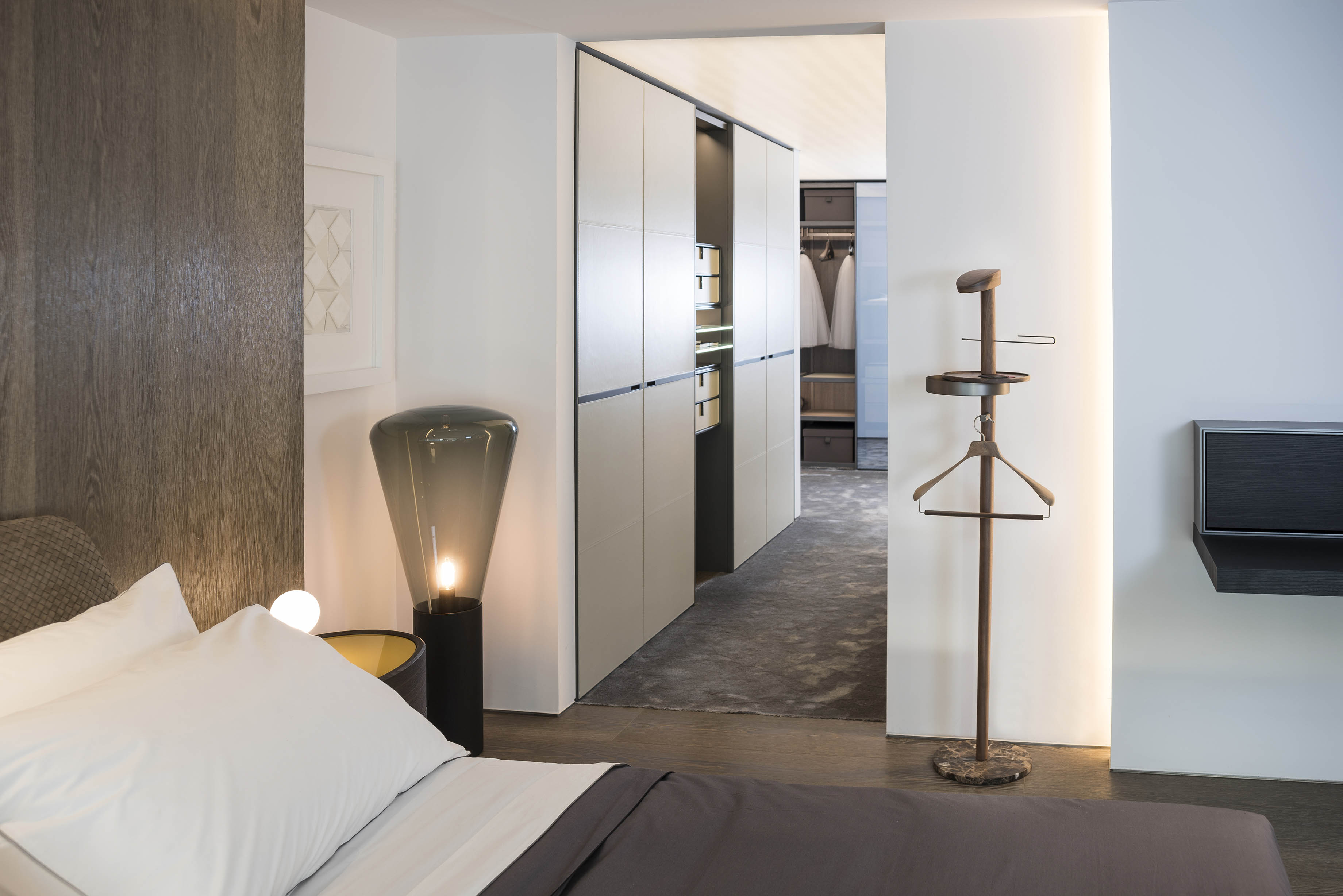 Galan M Kleiderständer aus Nussbaumholz mit braunem Marmor und grafitfarbener Oberfläche