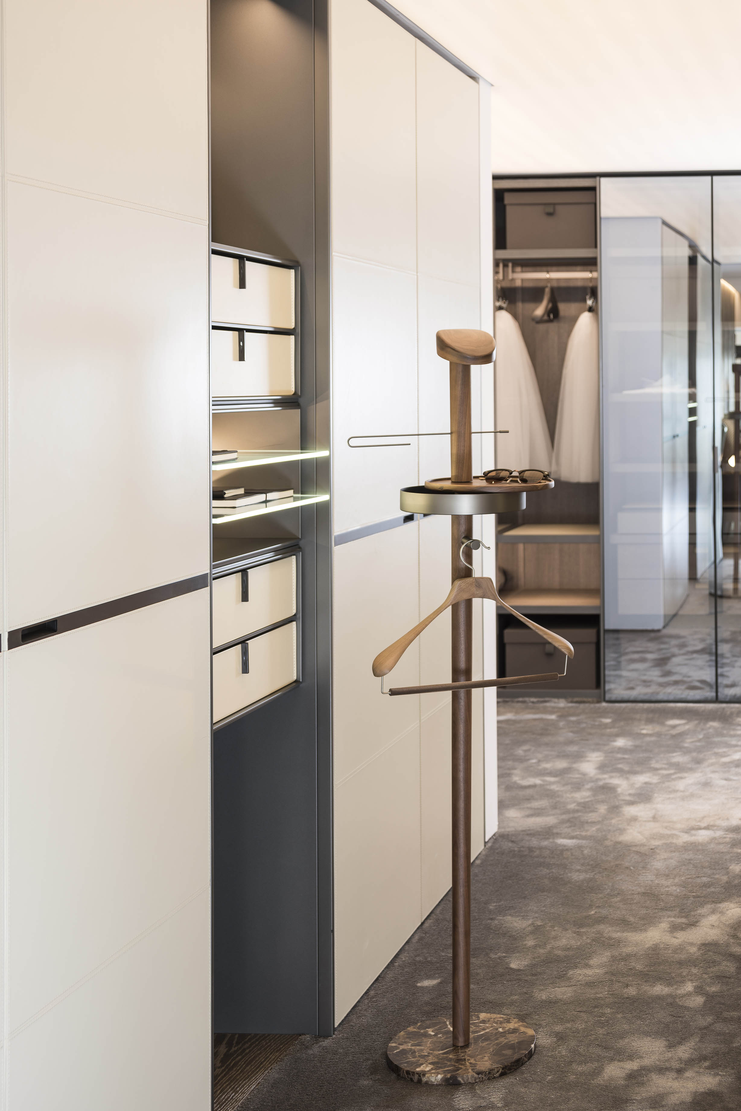 Galan M Kleiderständer aus Nussbaumholz mit braunem Marmor und grafitfarbener Oberfläche