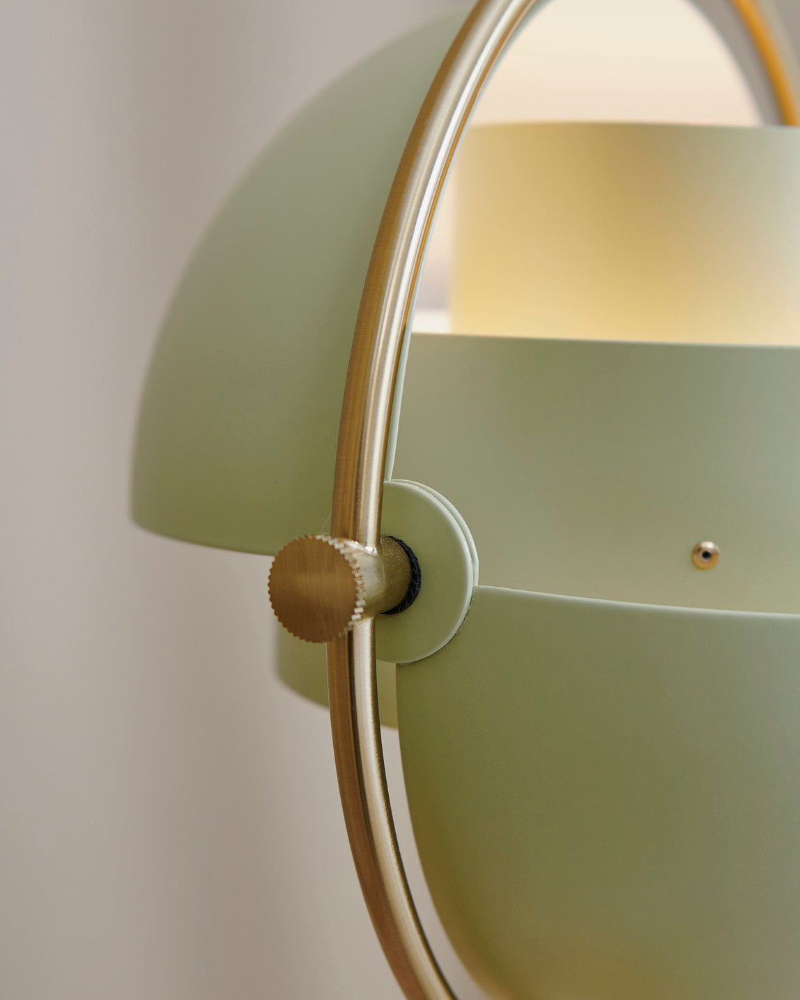 Lampa stołowa MULTI-LITE jasnozielony z mosiężną podstawą, marka Gubi