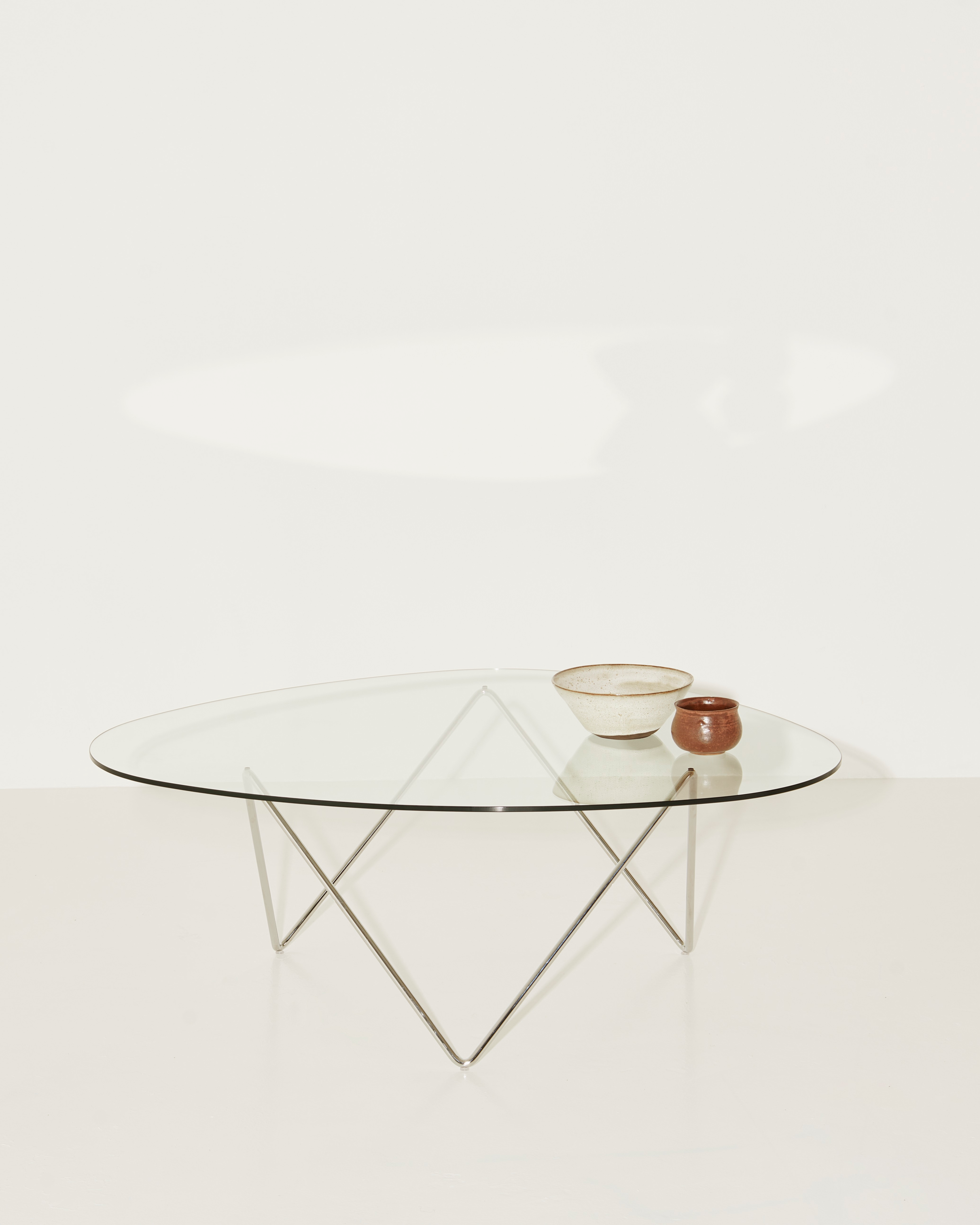 Kaffeetisch PEDRERA mit rauchigem Glas und verchromtem Gestell