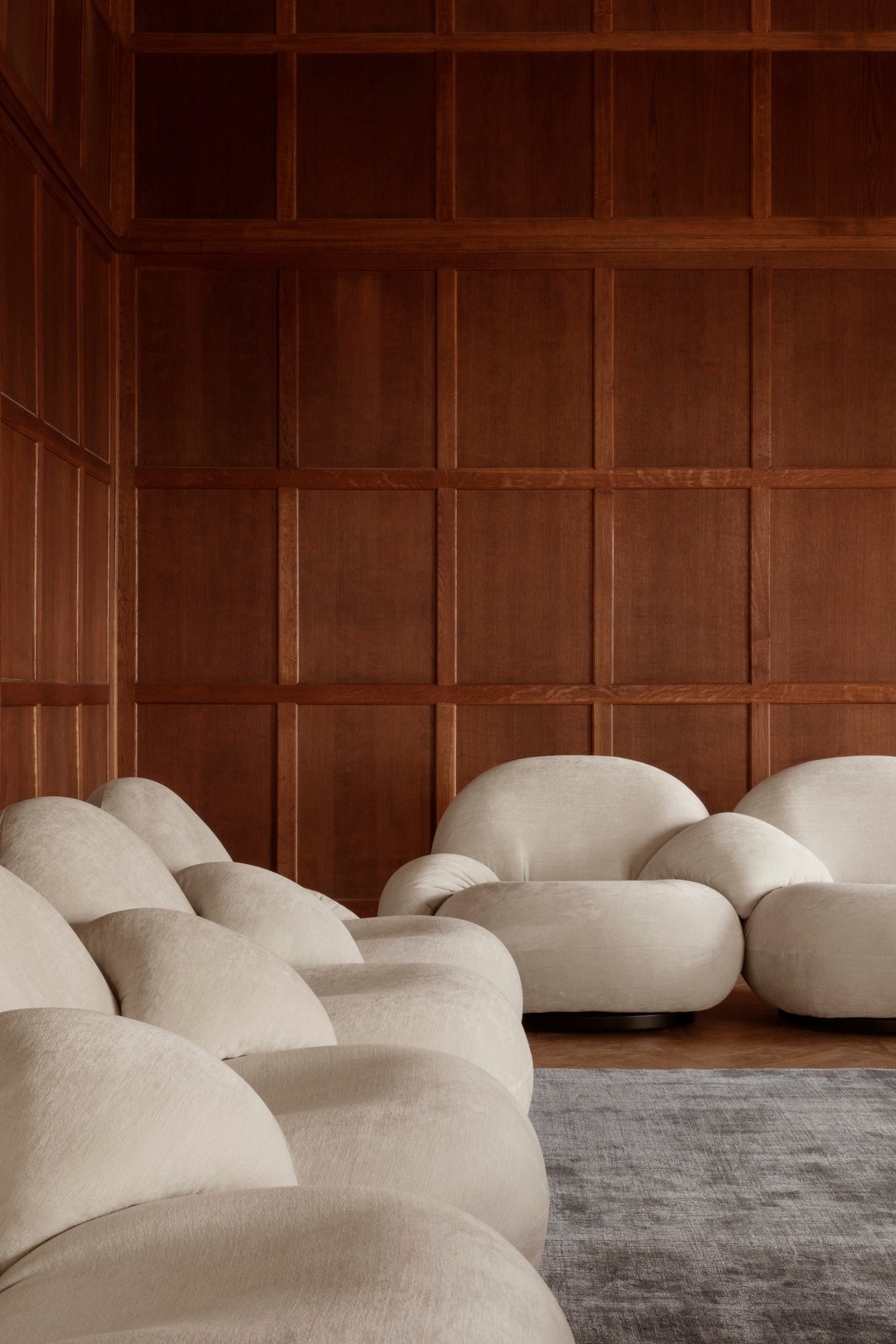 2-Sitzer Sofa PACHA mit gepolstertem Bezug und goldenem Fuß