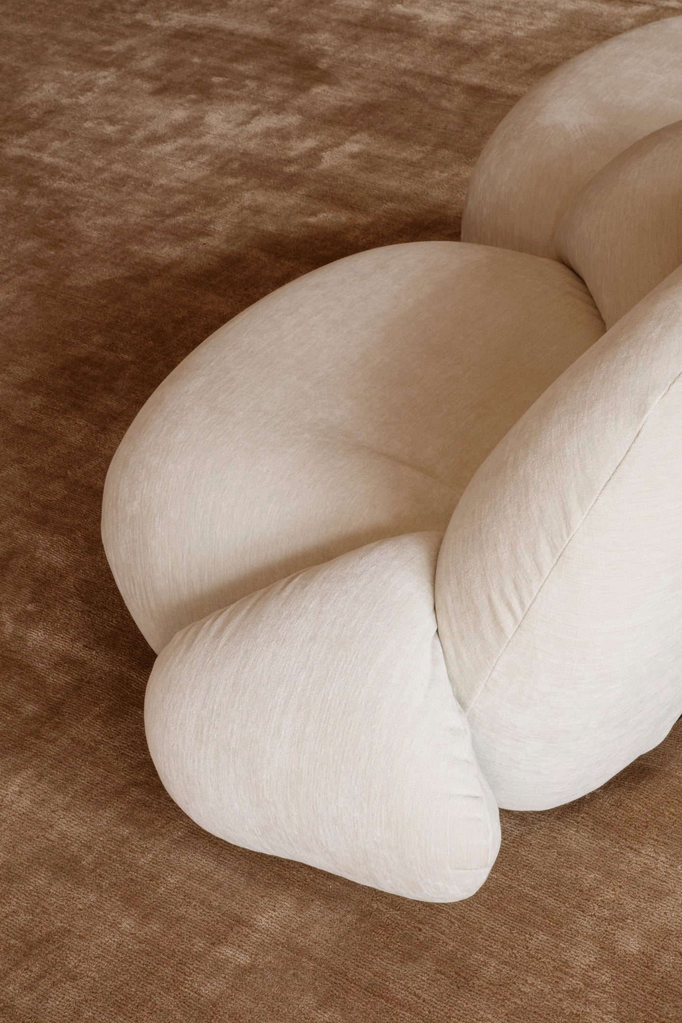 2-Sitzer Sofa PACHA mit gepolstertem Bezug und goldenem Fuß