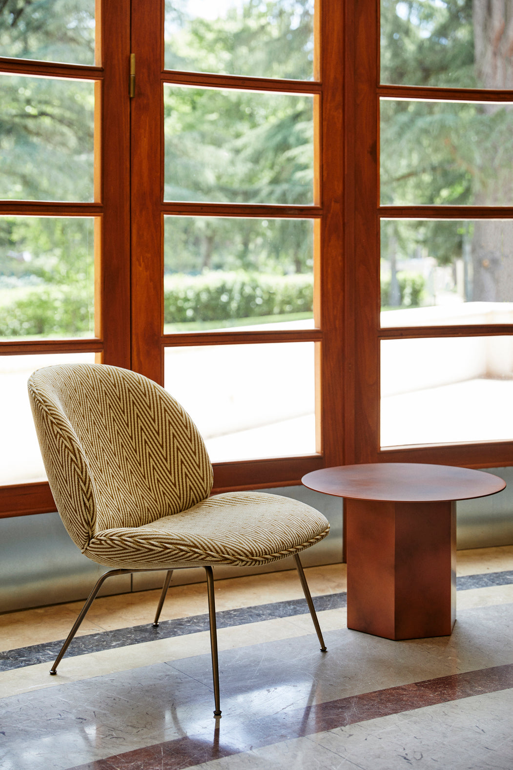 Polsterstuhl BEETLE mit messingfarbenem Gestell