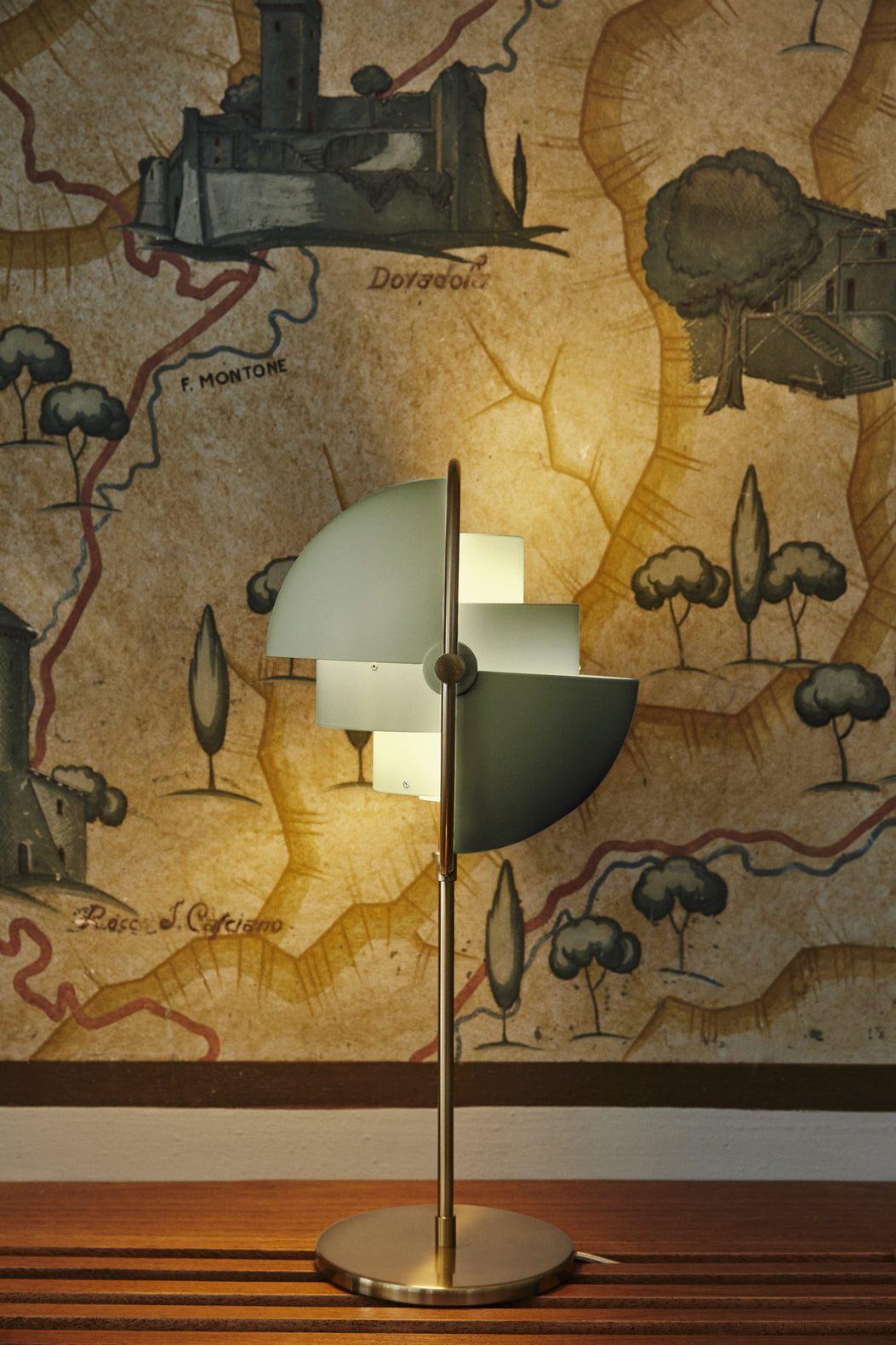Lampa stołowa MULTI-LITE jasnozielony z mosiężną podstawą – mosiądz, Gubi