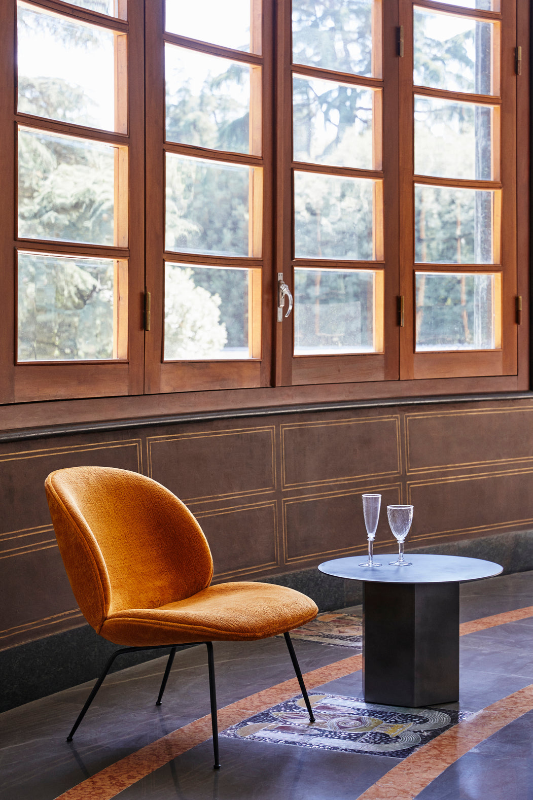 Polsterstuhl BEETLE mit messingfarbenem Gestell