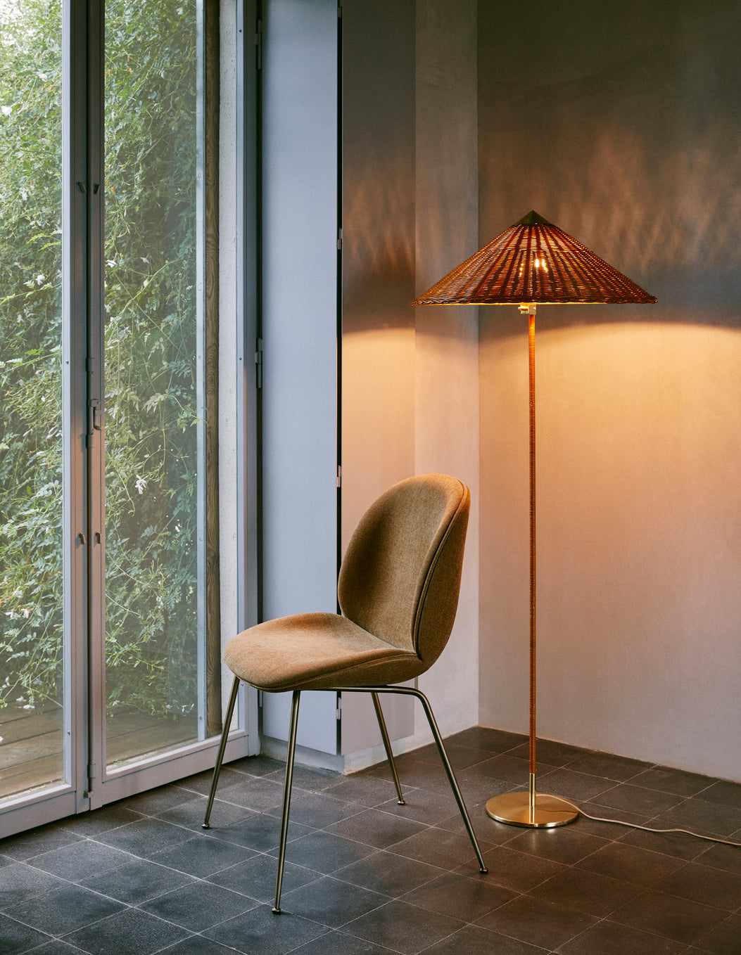 Stehlampe 9602 Messing mit einem Lampenschirm aus Rattan