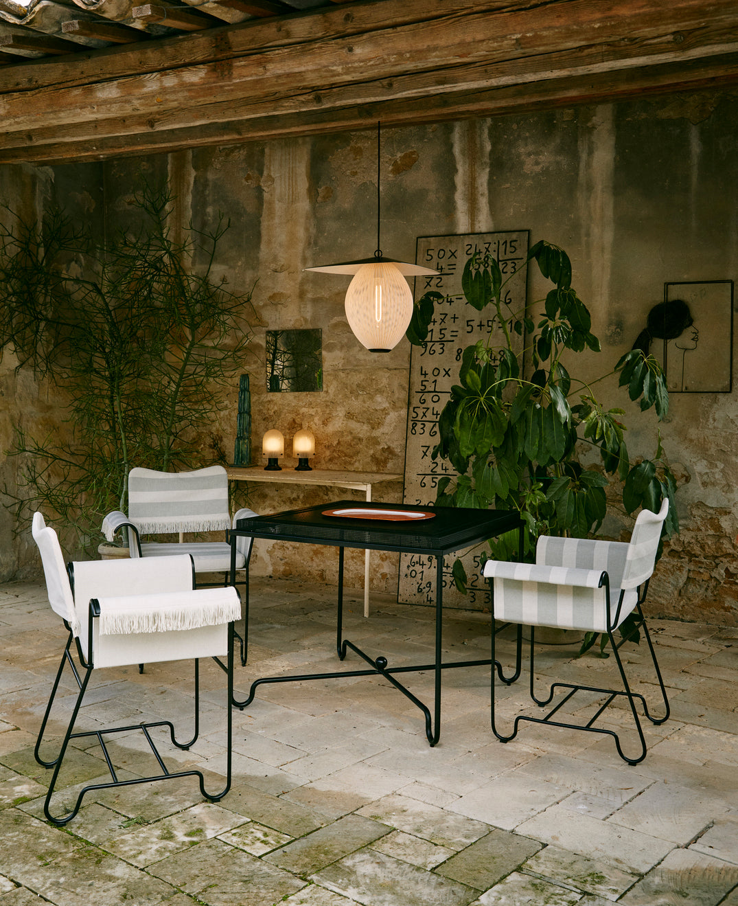 TROPIQUE garden chair beige with a black steel base