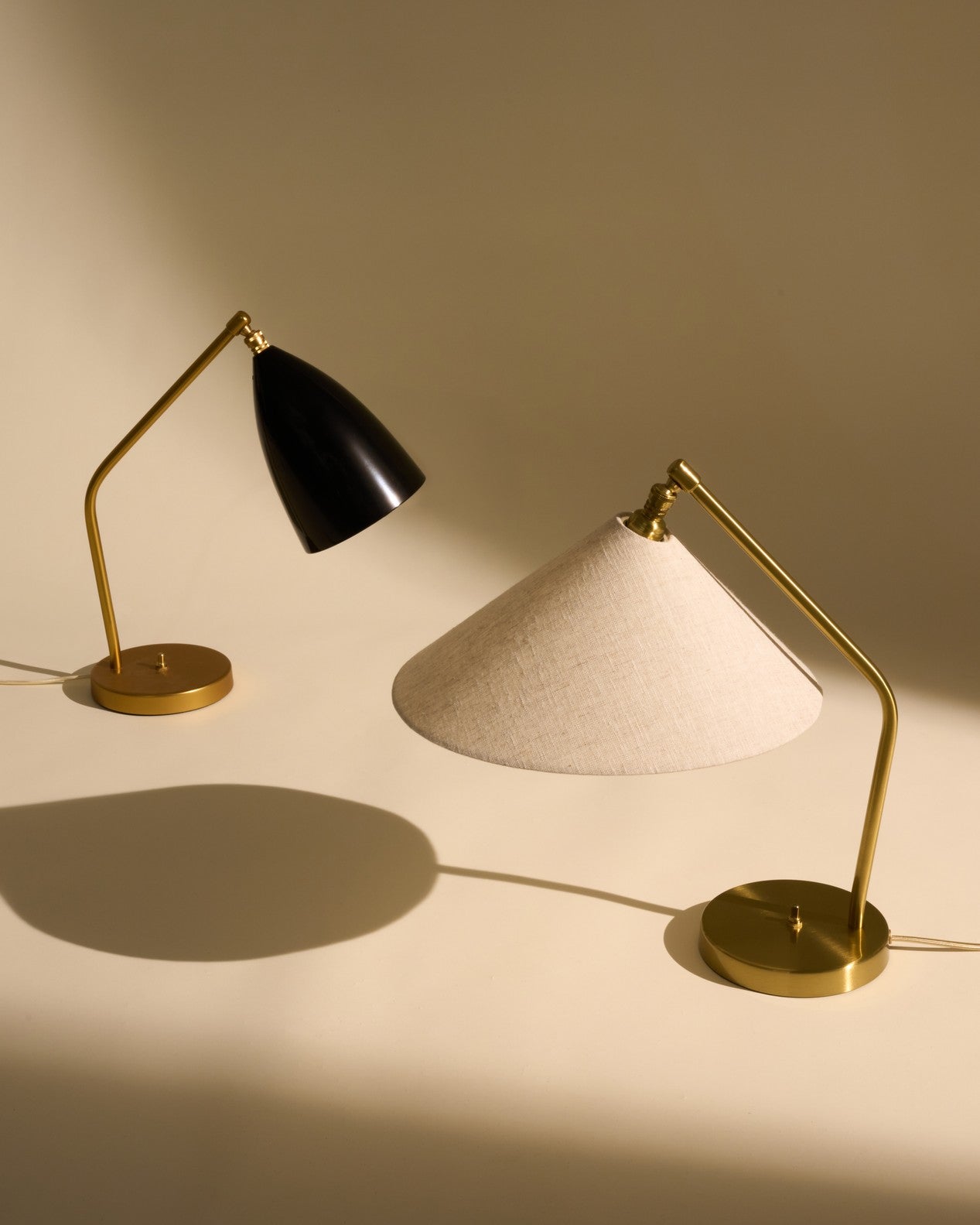 Table lamp GRÄSHOPPA white shade with a gold base