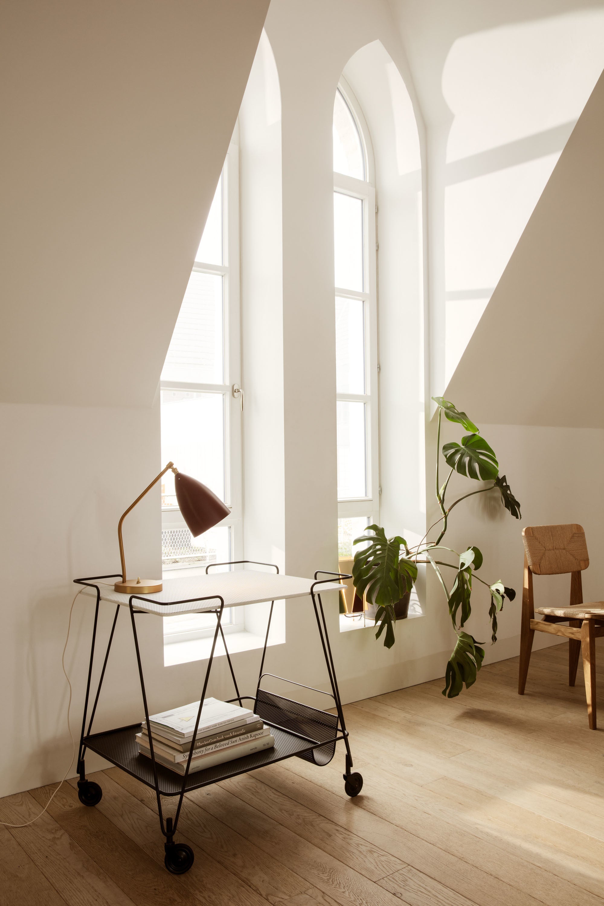 Table lamp GRÄSHOPPA white shade with a gold base