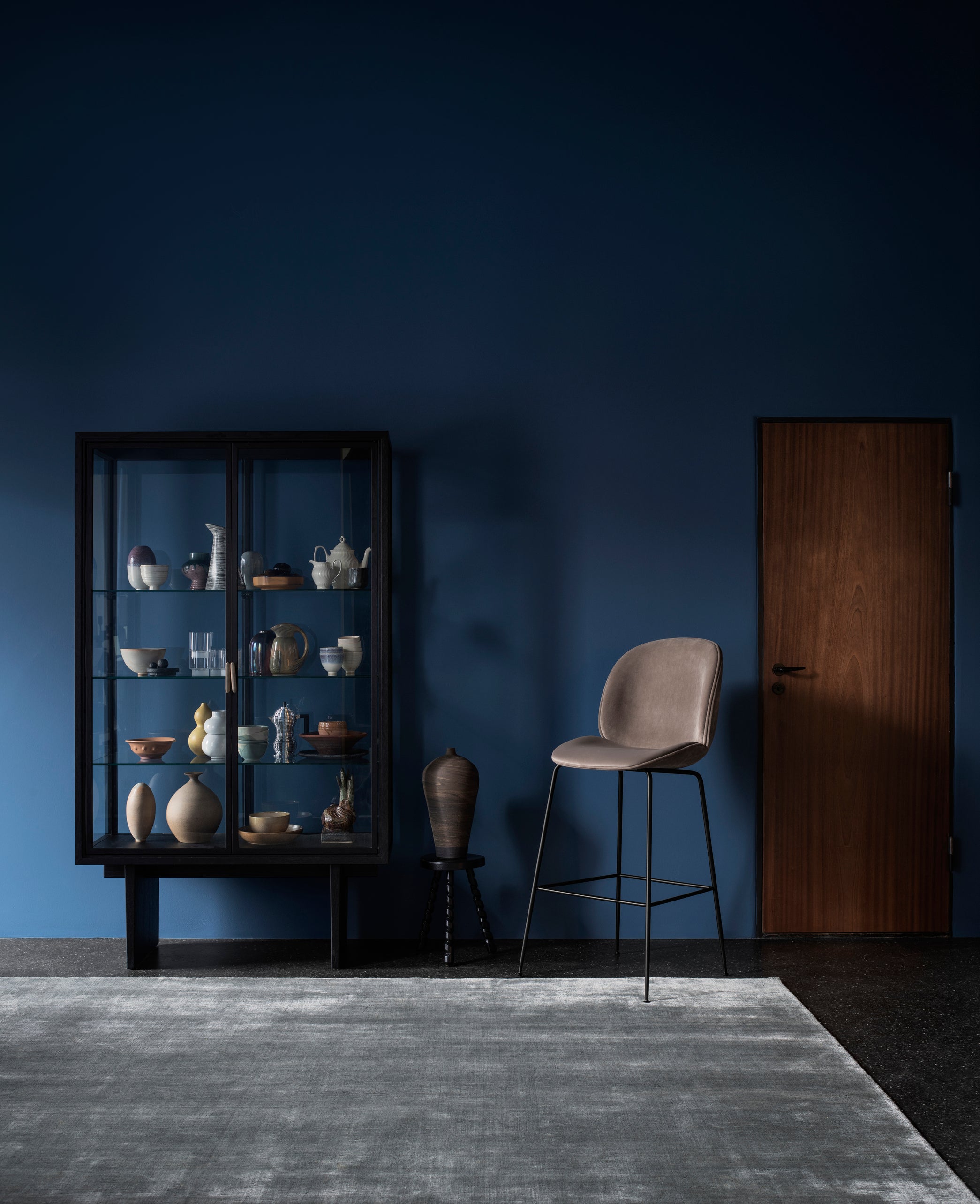 Glass display cabinet PRIVATE black oak veneer