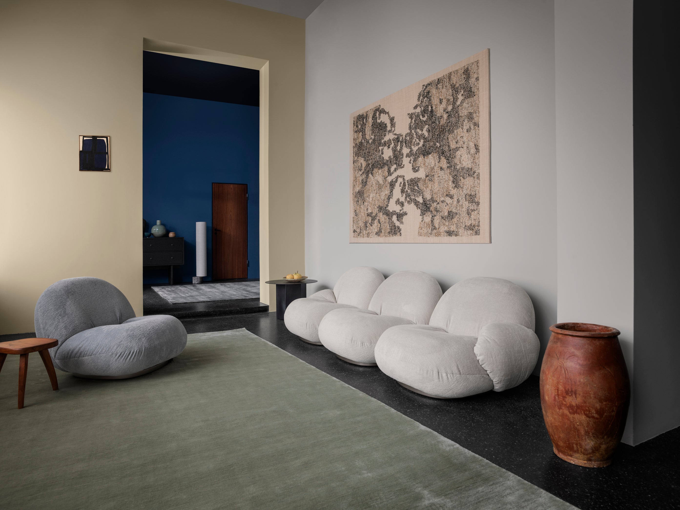 2-Sitzer Sofa PACHA mit gepolstertem Bezug und goldenem Fuß