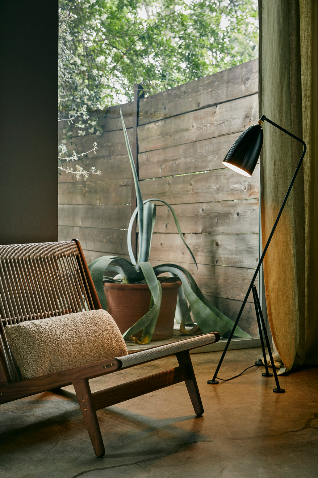 MR01 armchair in oak wood and linen