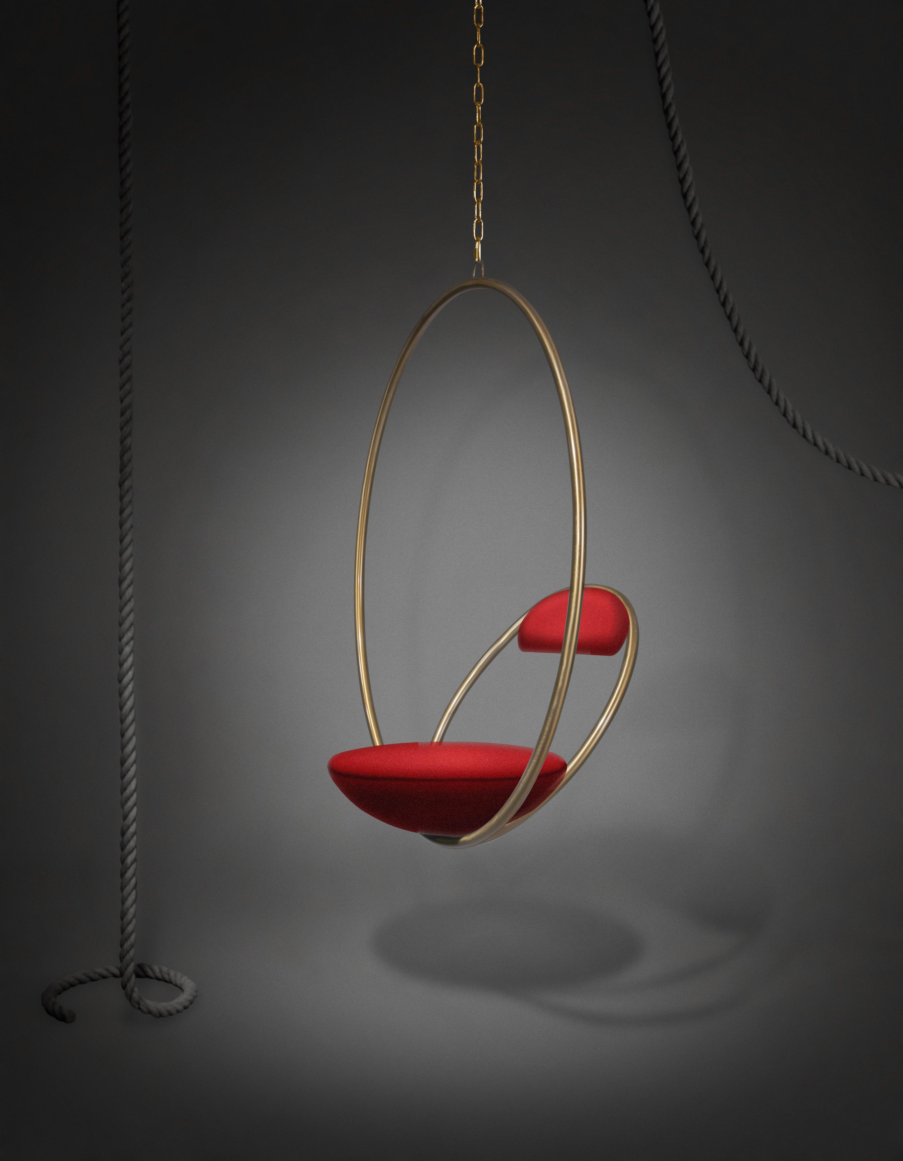 Hängesessel HANGING HOOP in Rot mit messingfarbener Veredelung