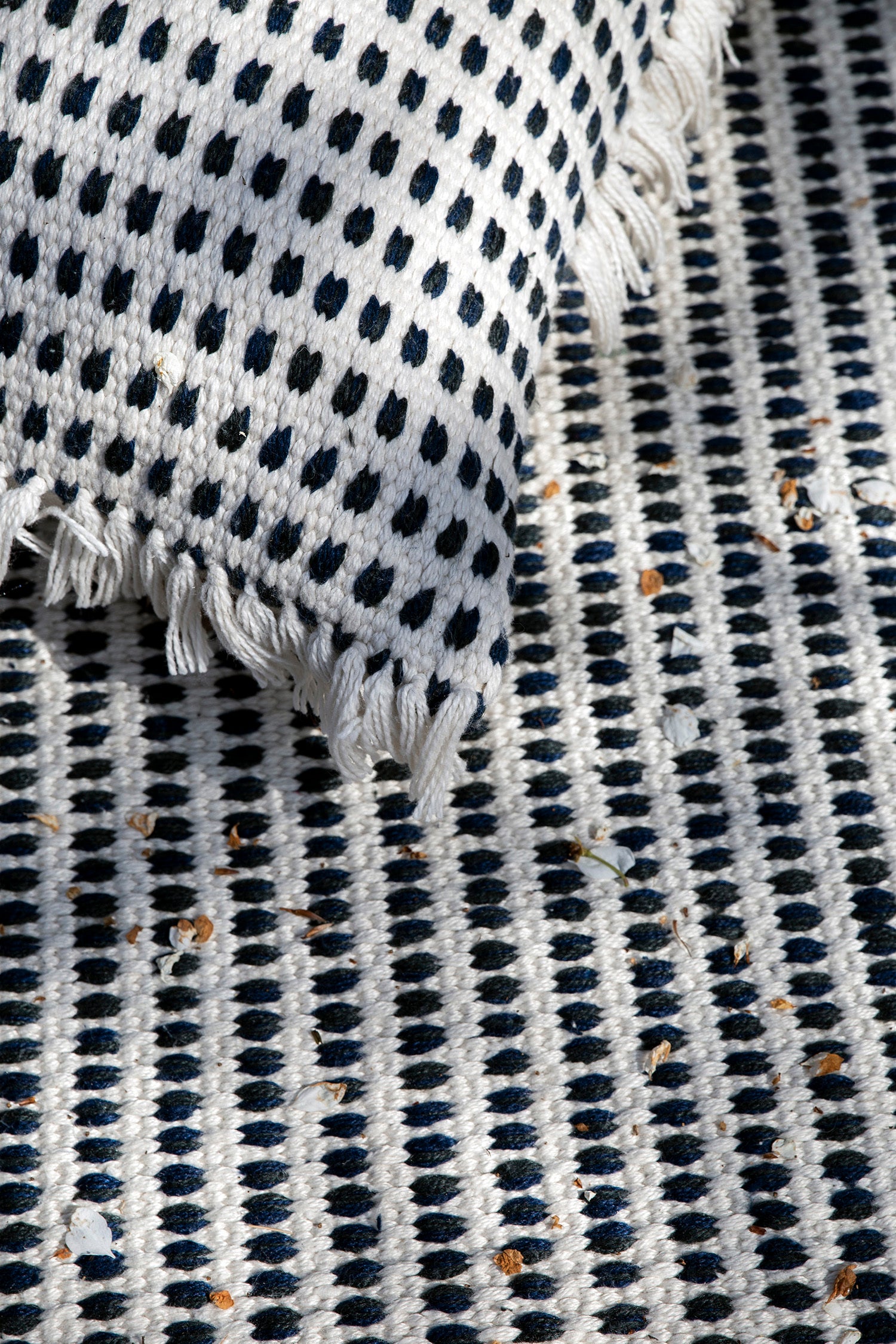 Teppich WAY gebrochenes Weiß mit blauen Punkten
