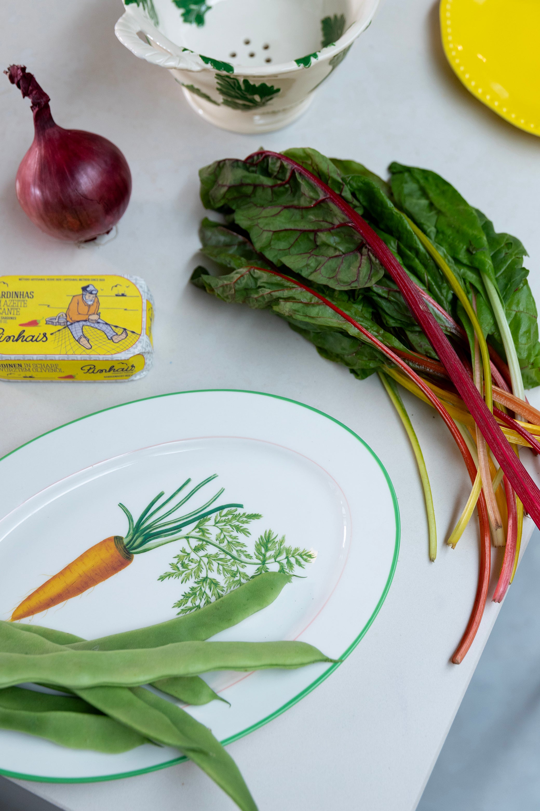 Weißes CARROT Serviergeschirr mit Grün und Orange