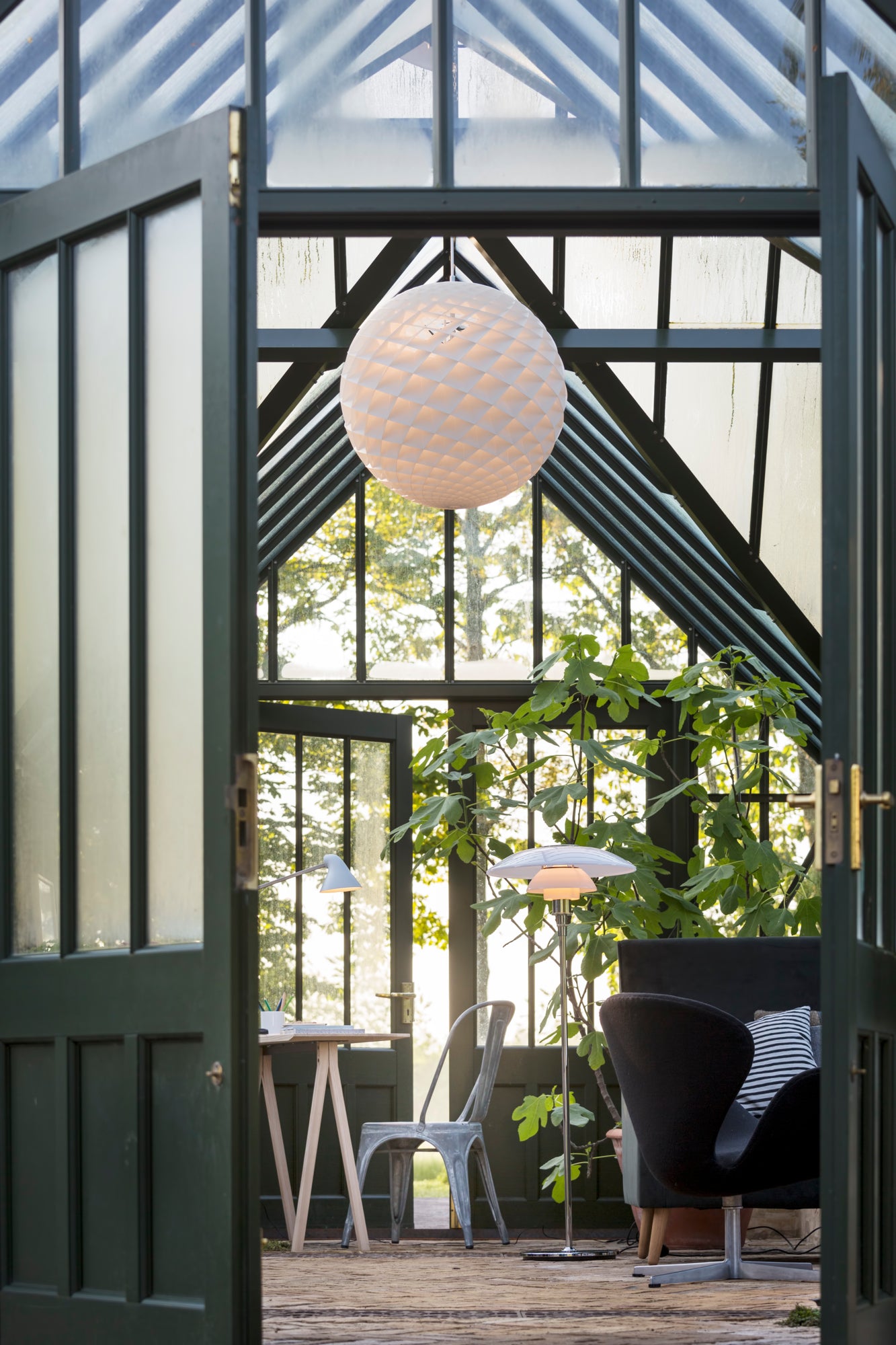 Stehlampe PH 4½-3½ weiß mit verchromtem Fuß