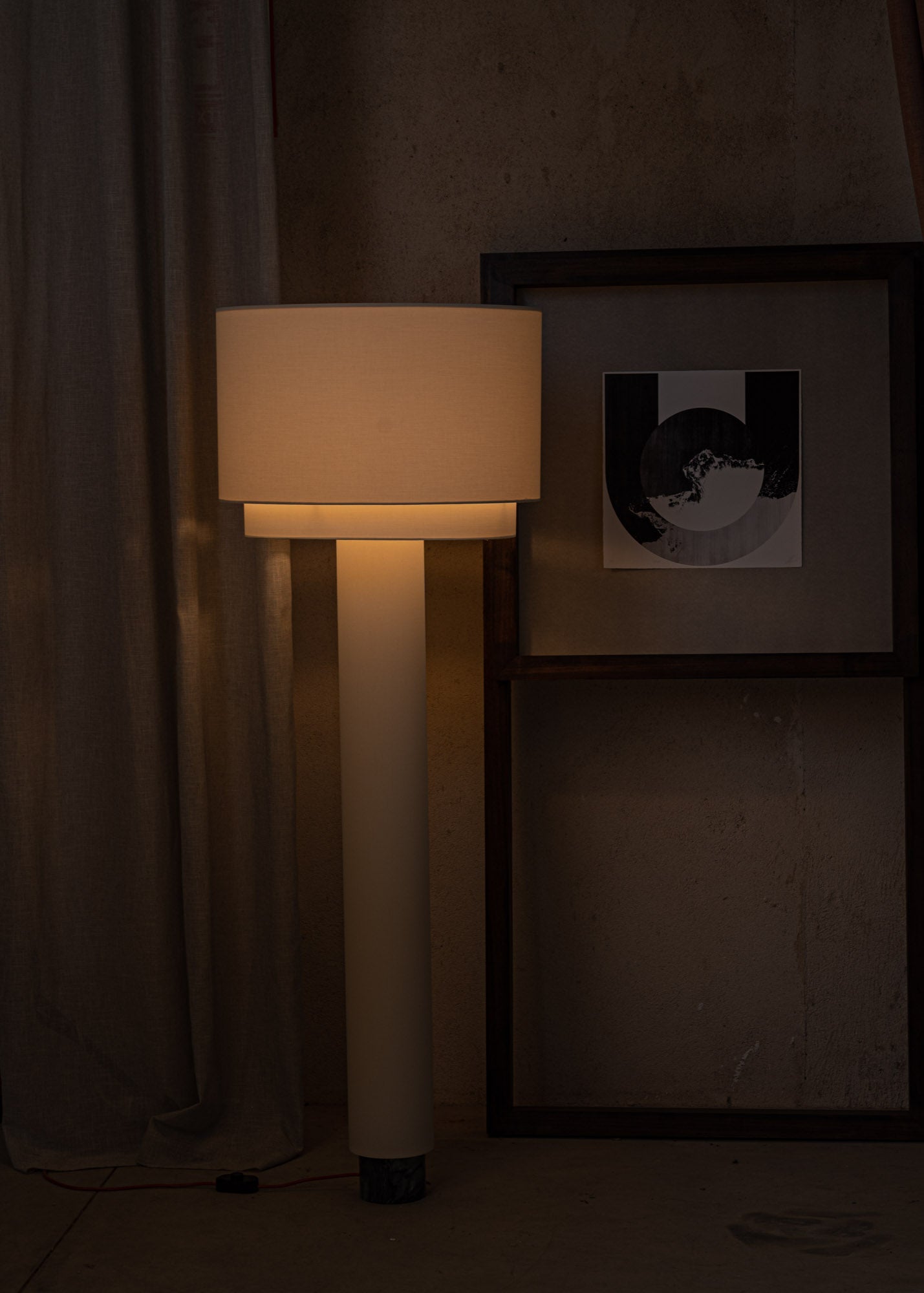Stehlampe KOLUMNO beige mit schwarzem Marmor
