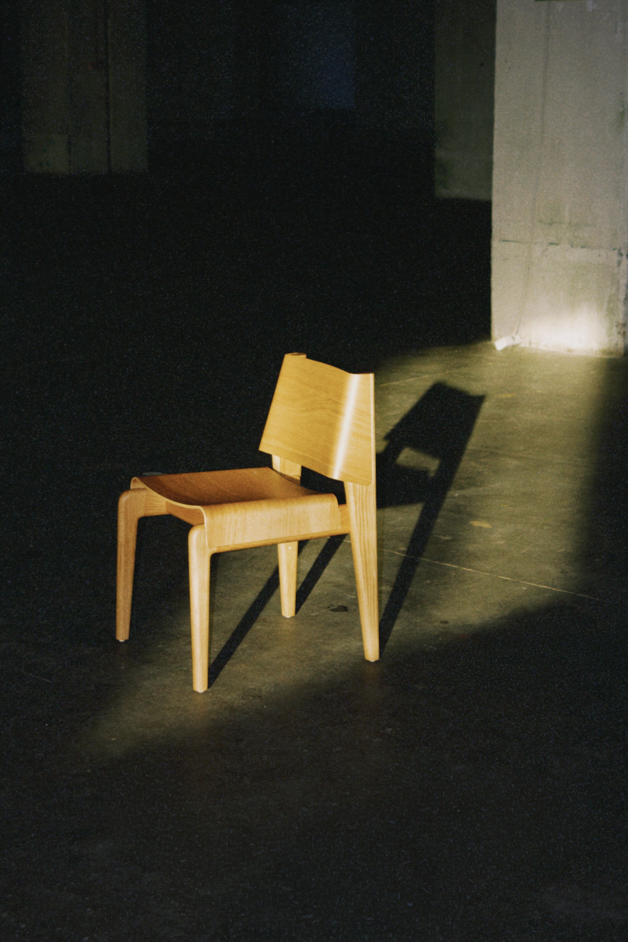 UNDIA Chair in Ebony Oak Wood