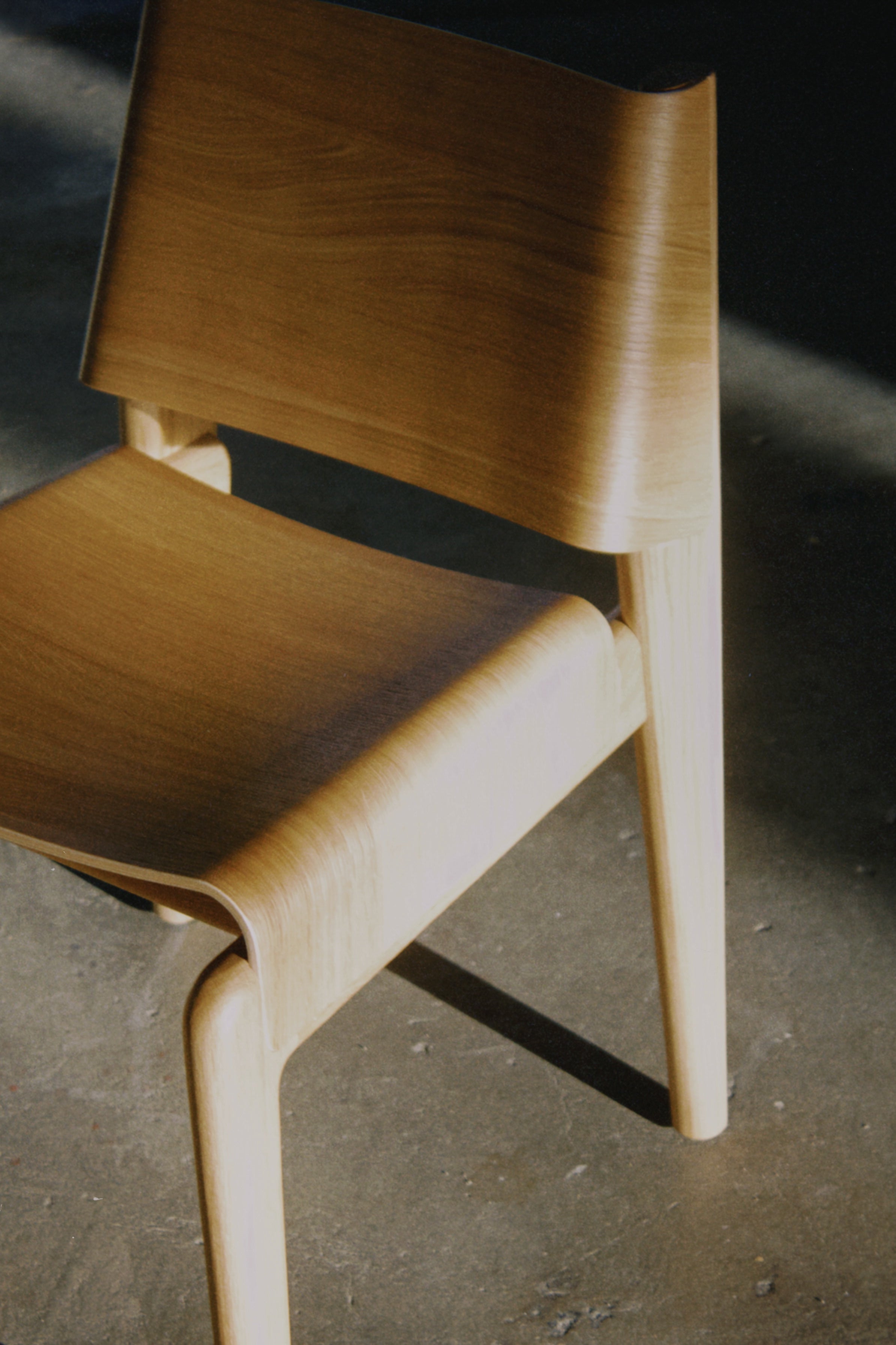 UNDIA Chair in Ebony Oak Wood