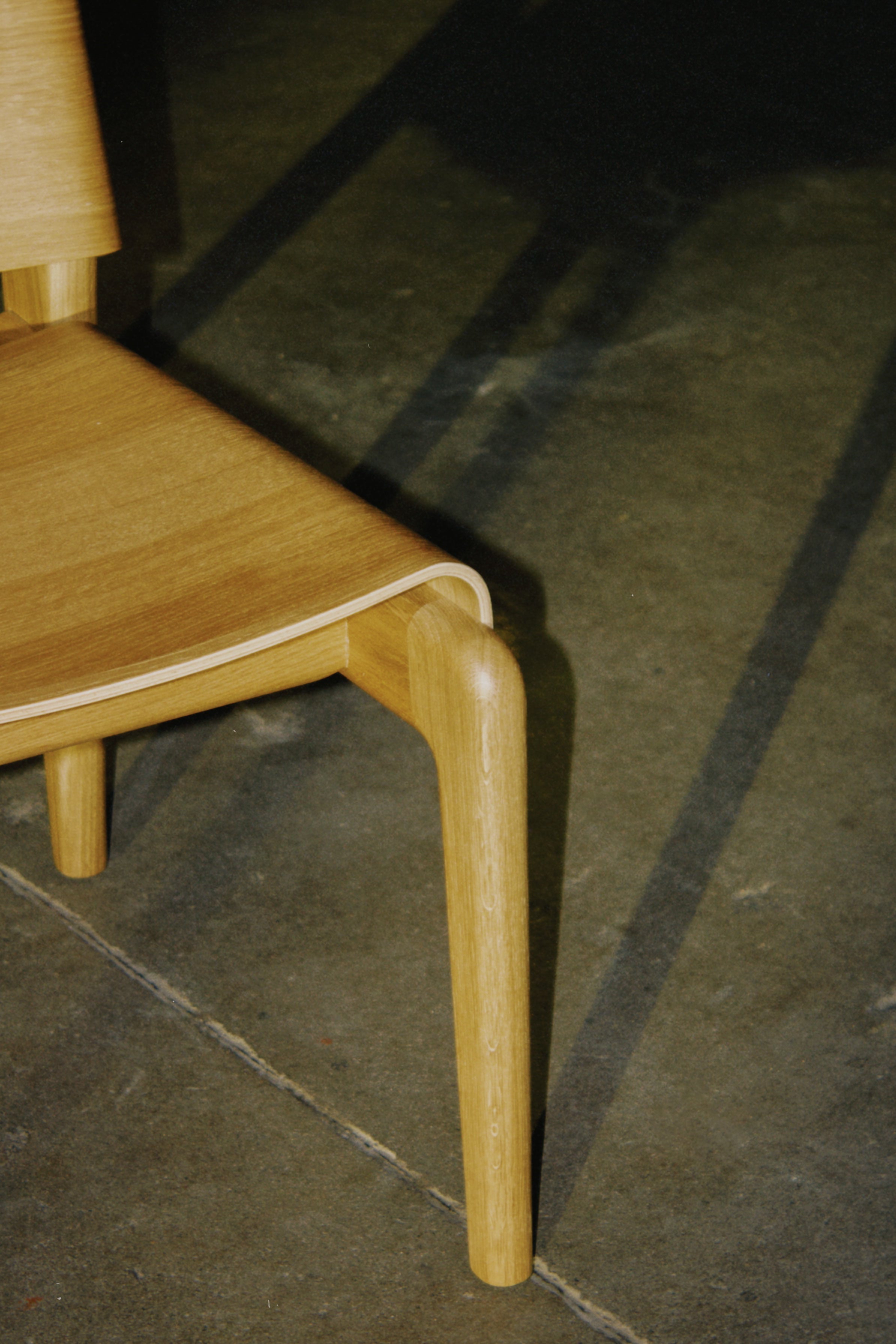 UNDIA Chair in Ebony Oak Wood