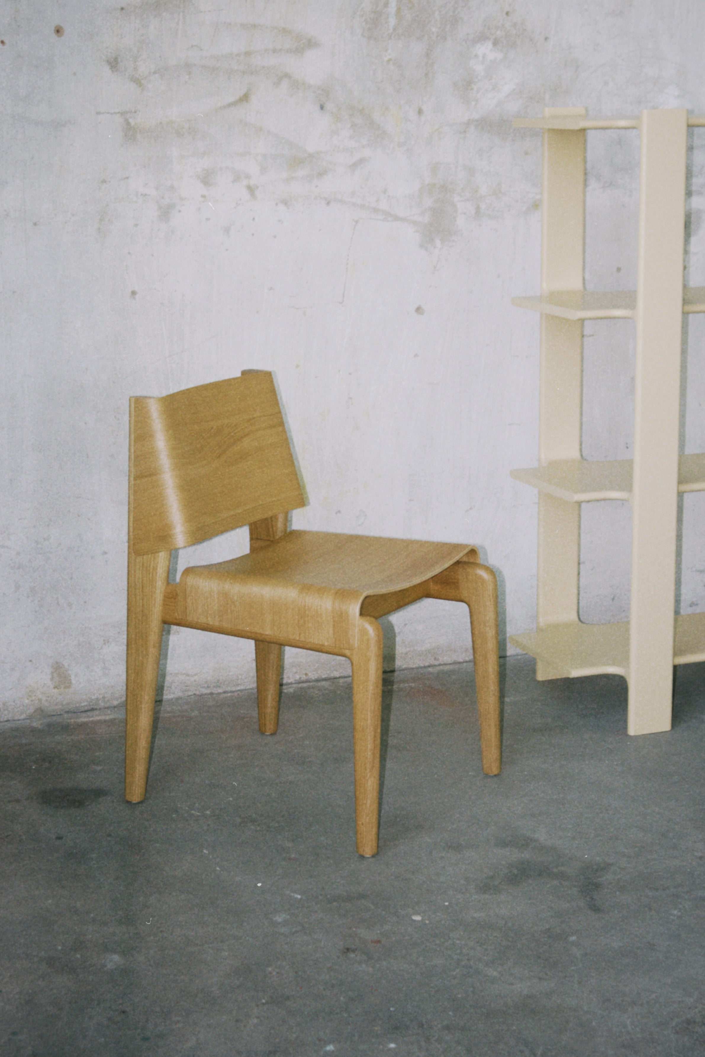 UNDIA Chair in Ebony Oak Wood