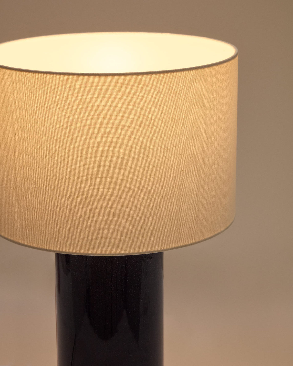 Lampa stołowa TONERIC niebieski ceramika z bawełnianym abażurem – ujęcie 3