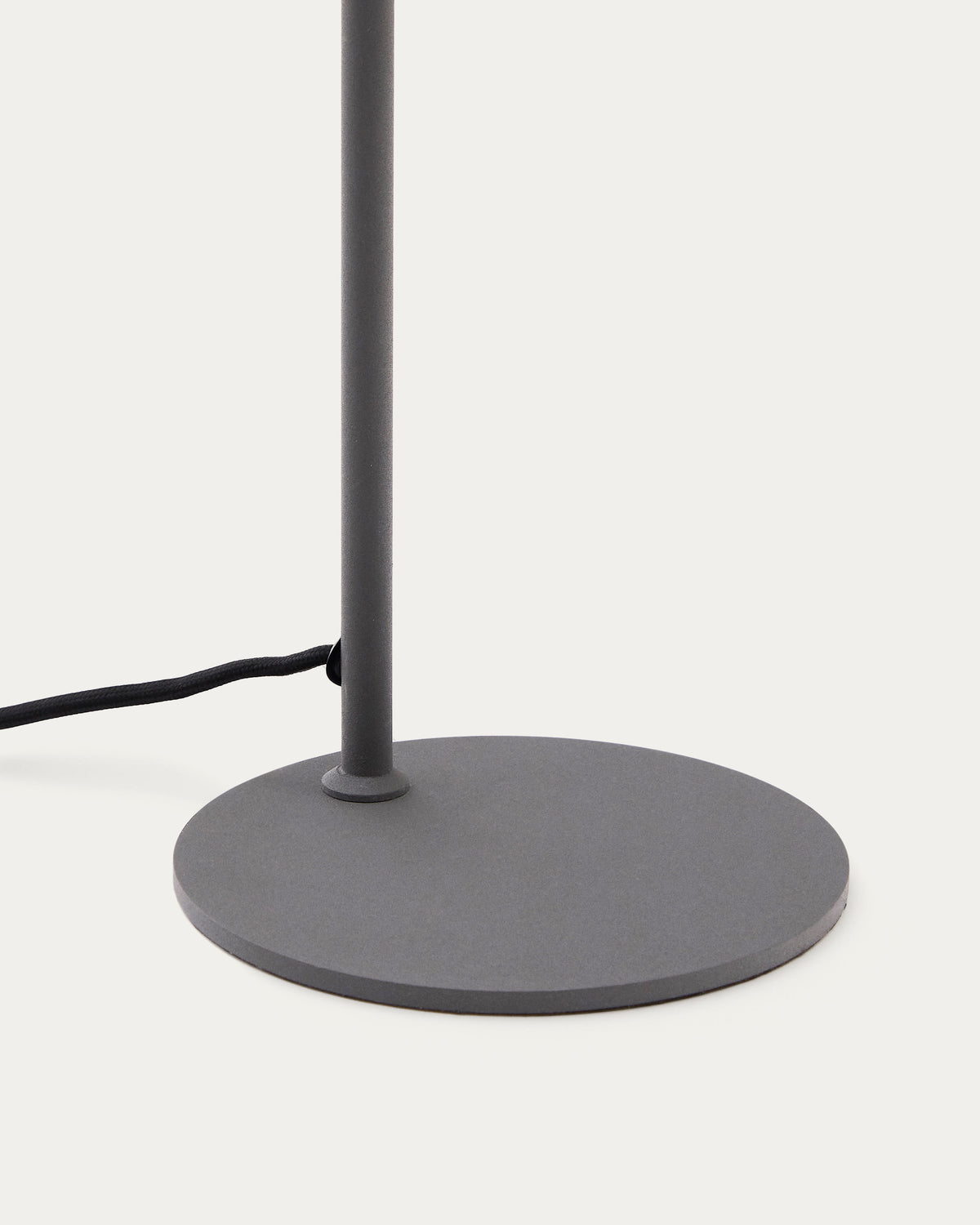 Lampa biurkowa MANIE czarny metal z efektem żeliwa – ujęcie 6