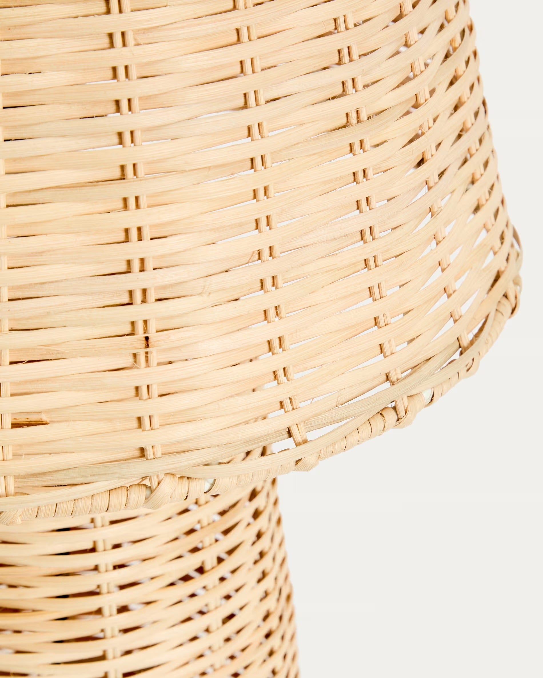 NEUDA rattan table lamp