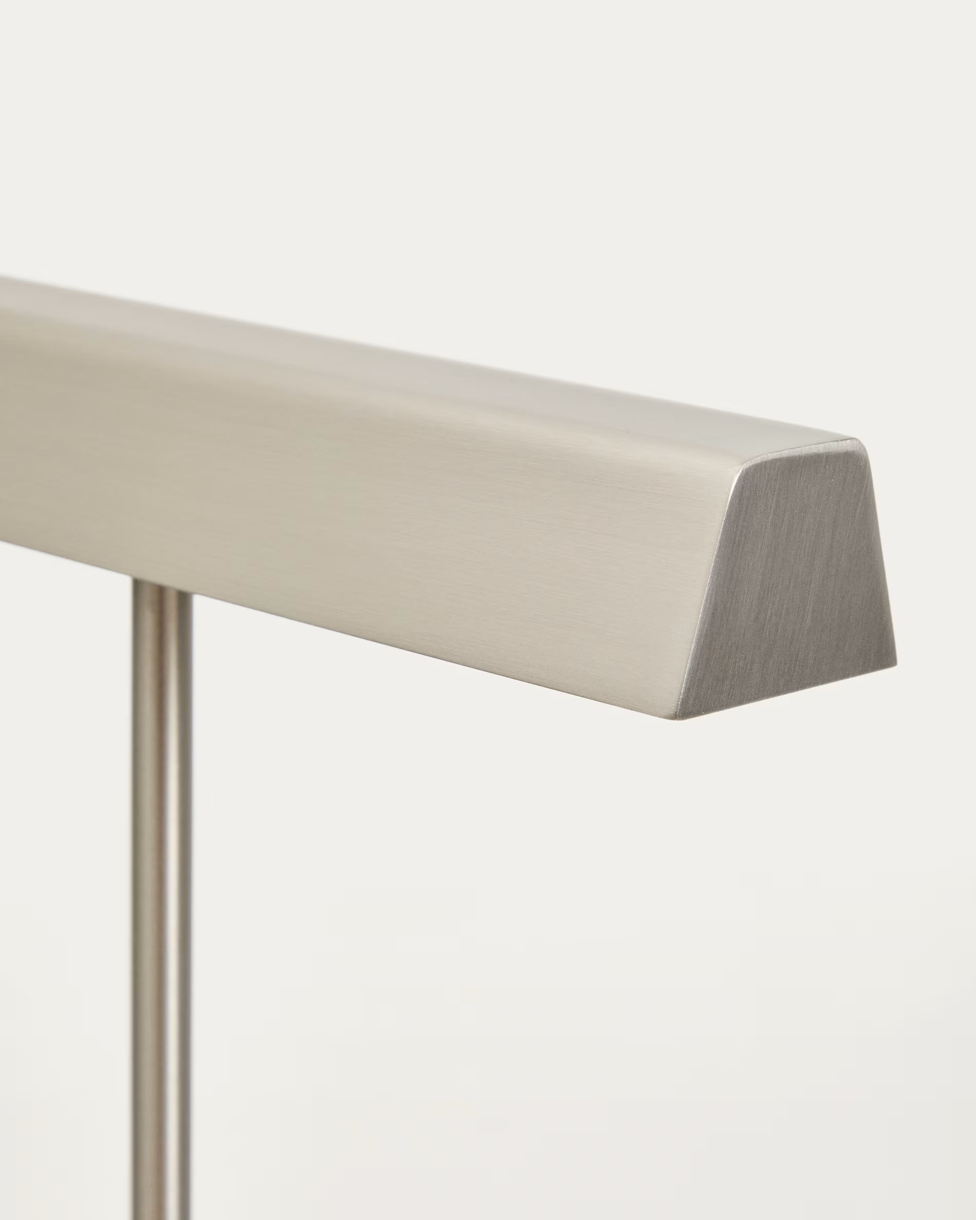 Lampa podłogowa LYNOR srebrny z białą marmurową podstawą – styl nowoczesny
