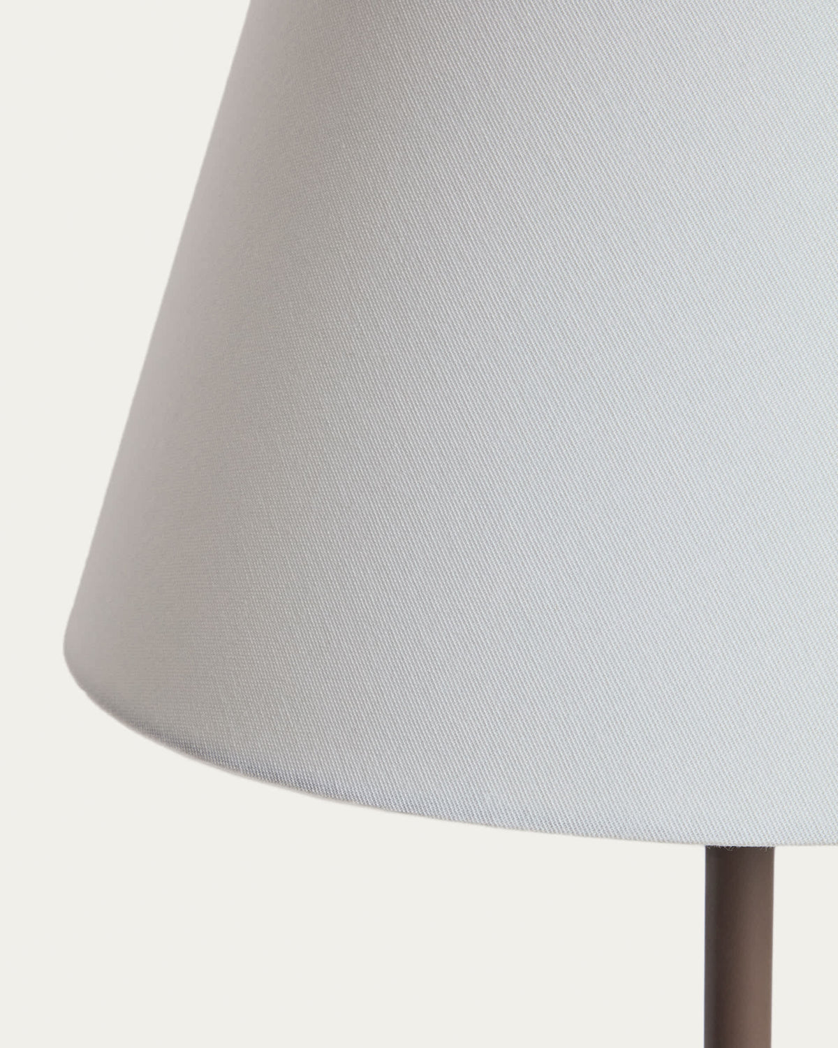 Lampa podłogowa NAVAT brązowy postarzany metal z bawełnianym abażurem – ujęcie 4