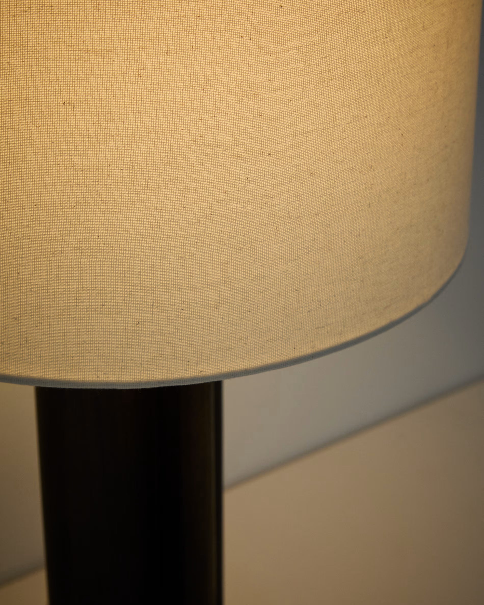Tischlampe NIANI grau mit dunklem Holzfuß