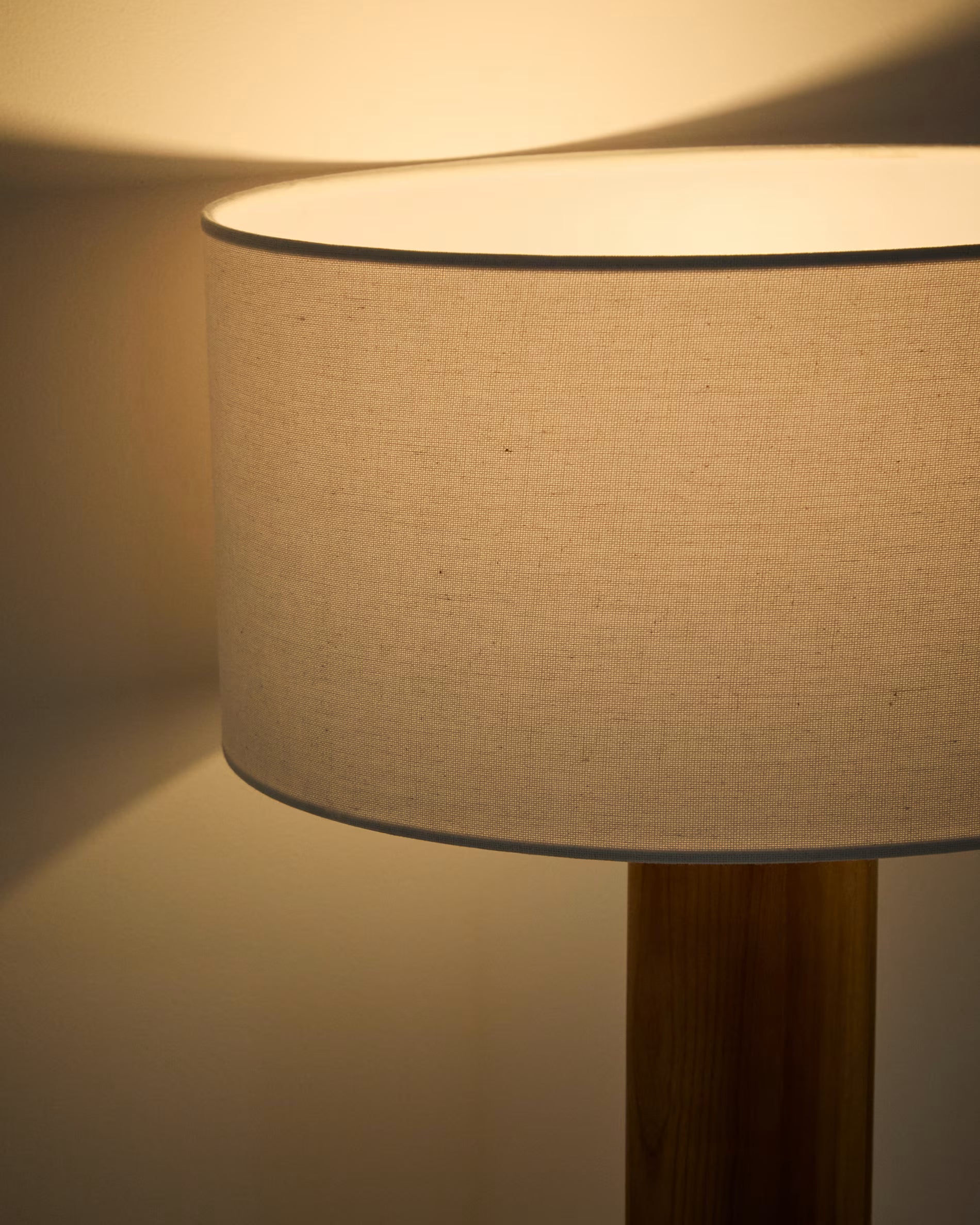 Lampa stołowa NIANI szary z drewnianą podstawą – bawełna i drewno