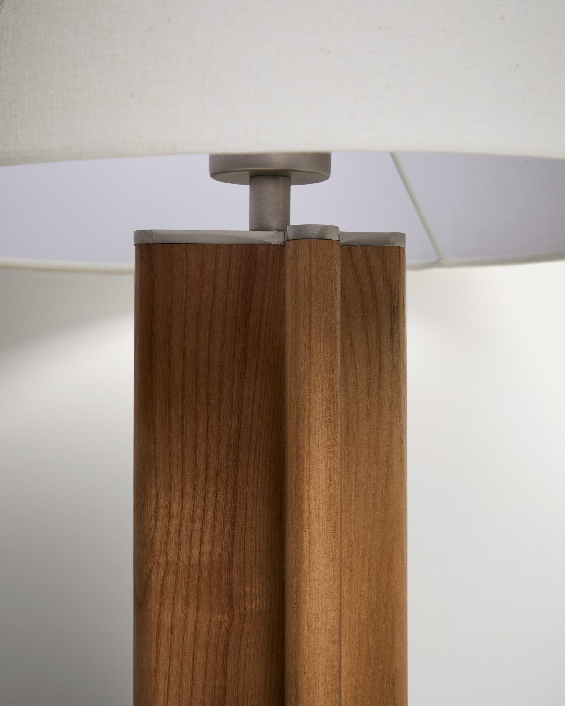 Lampa stołowa NIANI szary z drewnianą podstawą, marka Kave Home