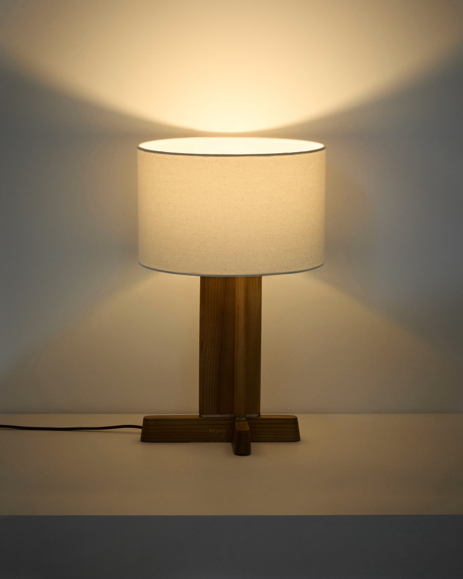 Lampa stołowa NIANI szary z drewnianą podstawą – bawełna, Kave Home