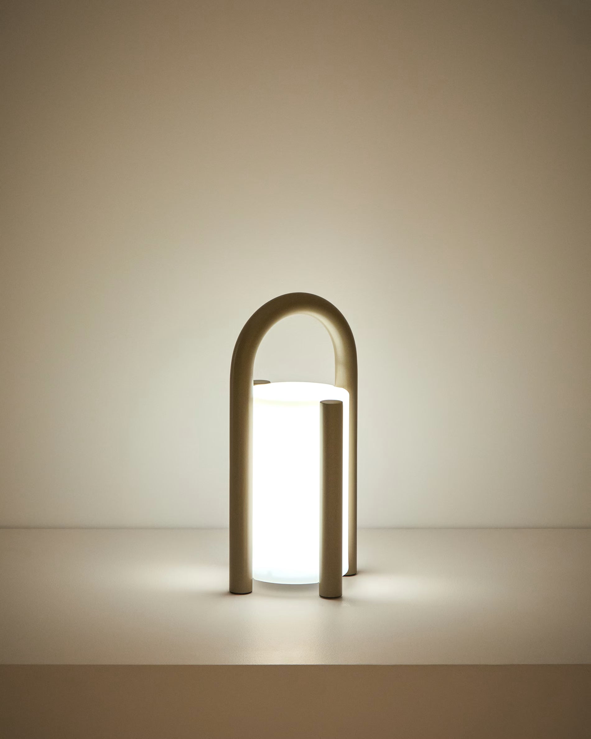 Lampa ogrodowa przenośna LEROS taupe na taras i do ogrodu – Kave Home