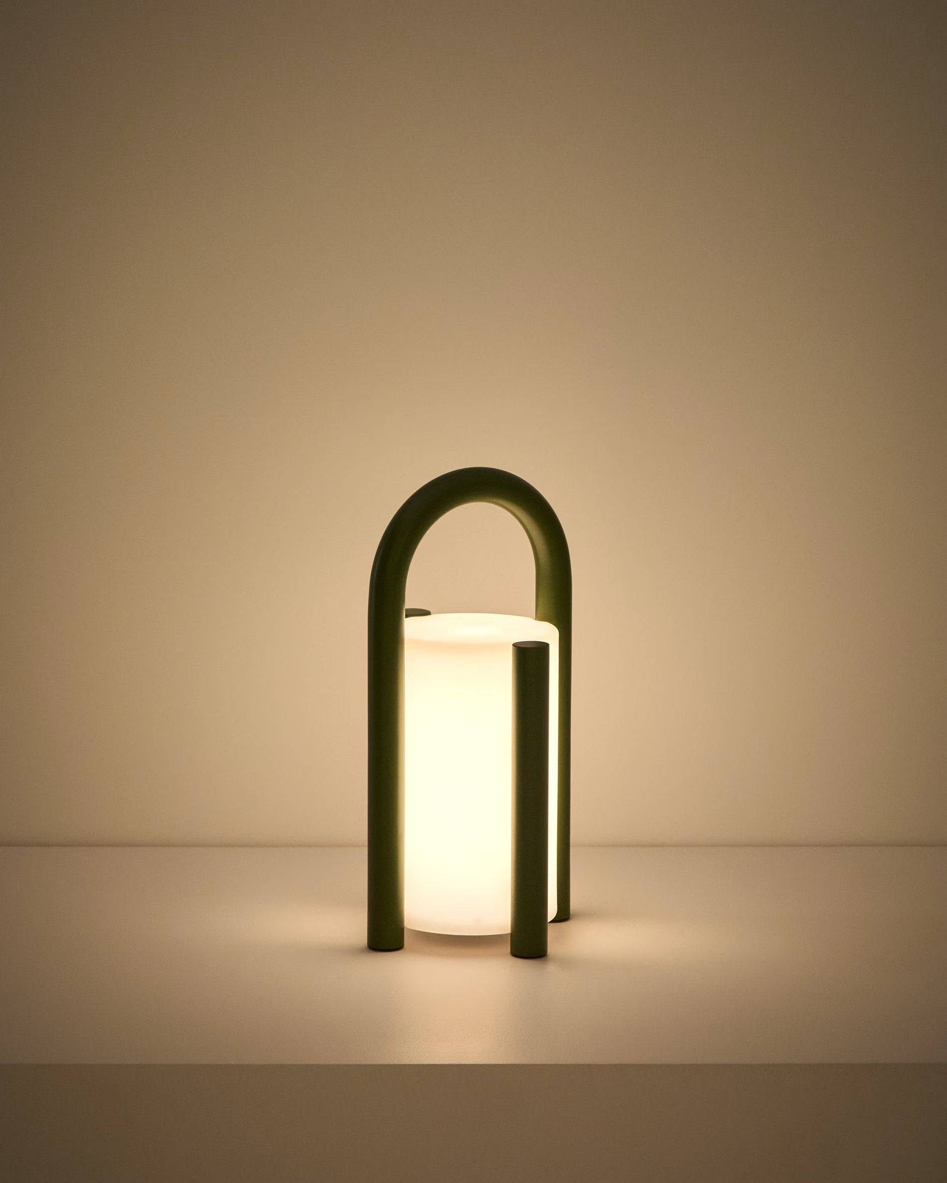 Lampa ogrodowa przenośna LEROS zielony na taras i do ogrodu – Kave Home