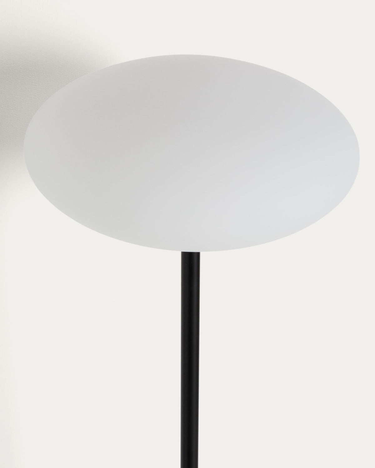 Lampa podłogowa IDELA czarny marmur i przydymione szkło – ujęcie 3