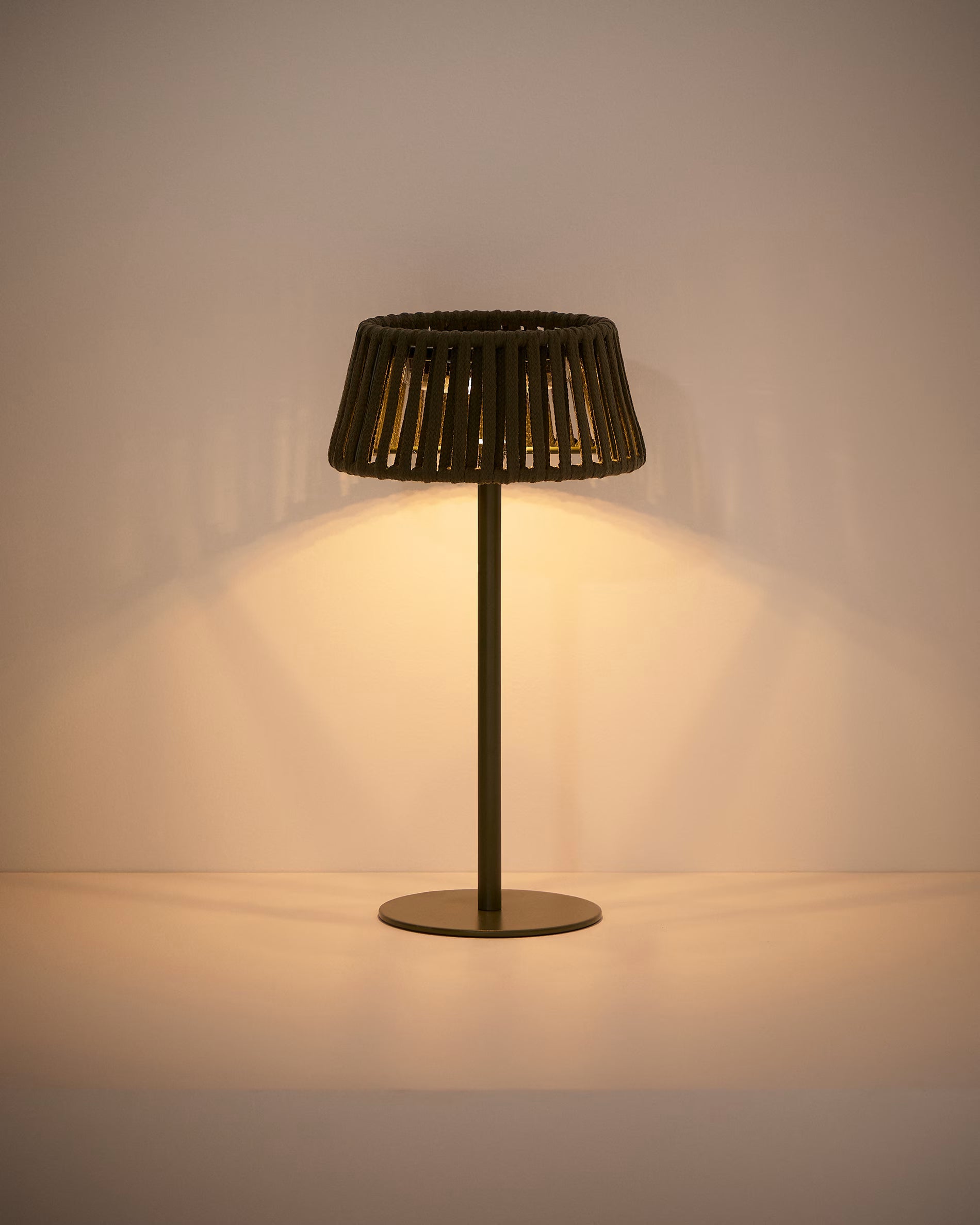 Lampa ogrodowa solarna ALDET zielony – plecionka, Kave Home