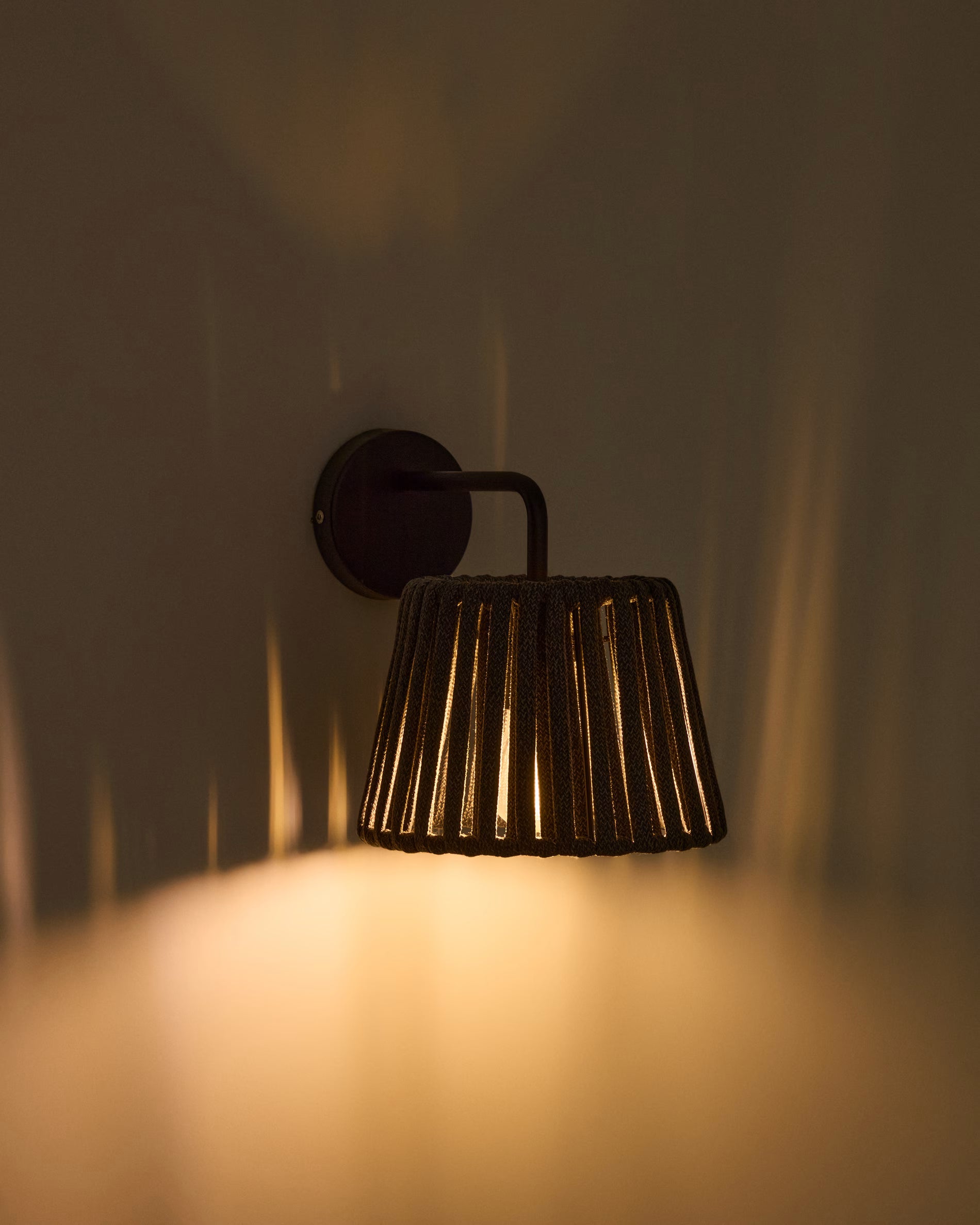 Lampa ogrodowa ścienna solarna ALDET czarny – Kave Home