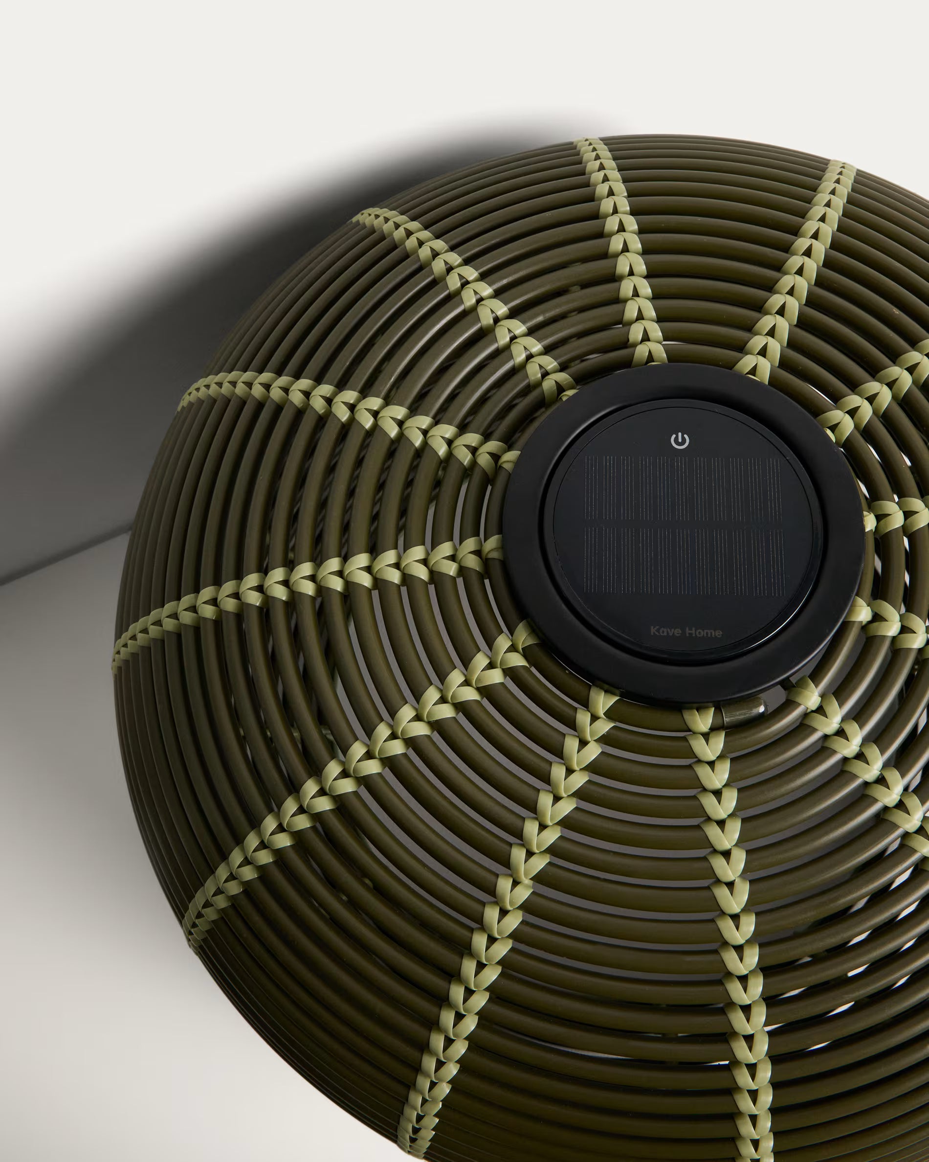 Lampa ogrodowa solarna GAROINA zielony syntetyczny rattan – Kave Home