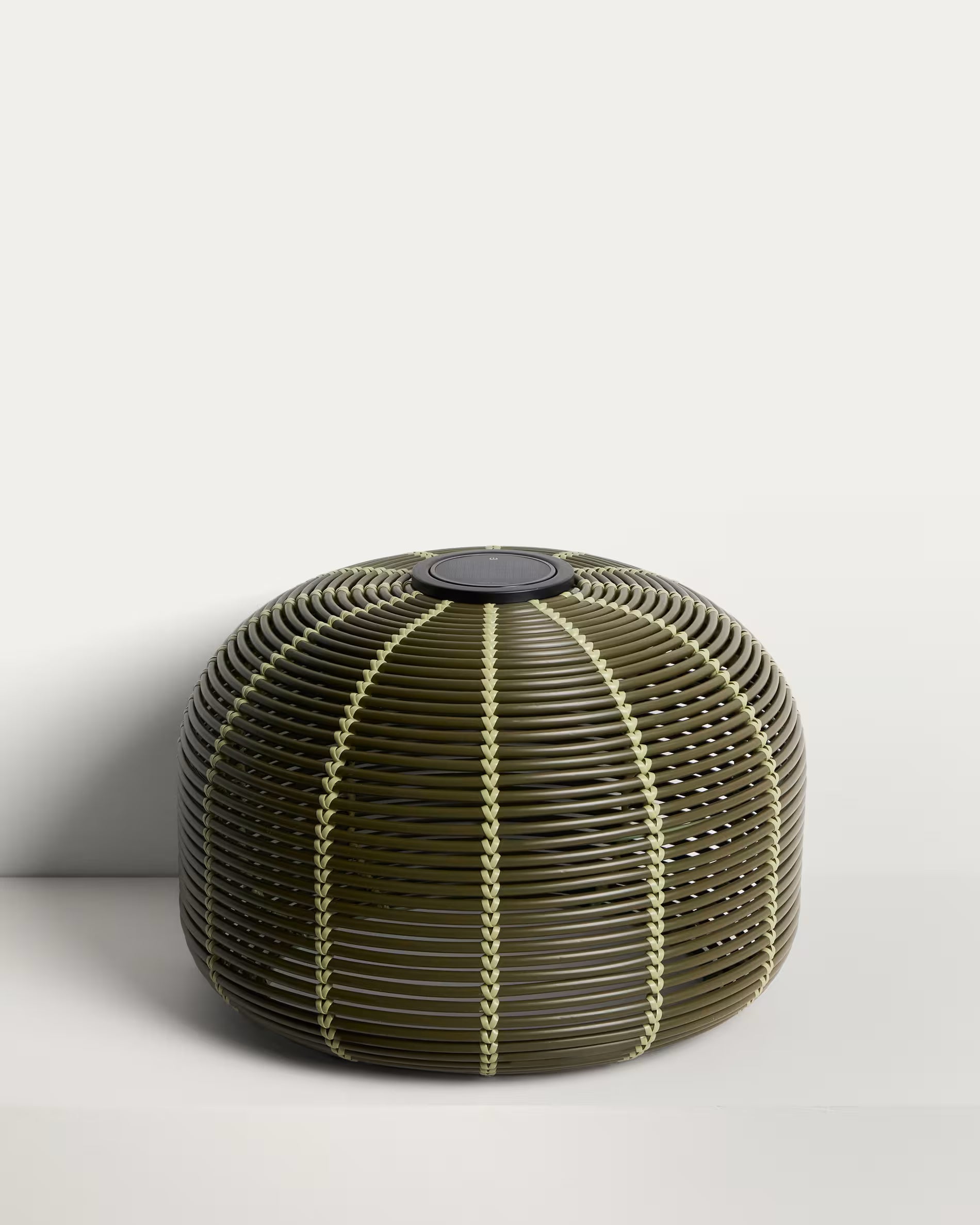 Lampa ogrodowa solarna GAROINA zielony syntetyczny rattan – Kave Home