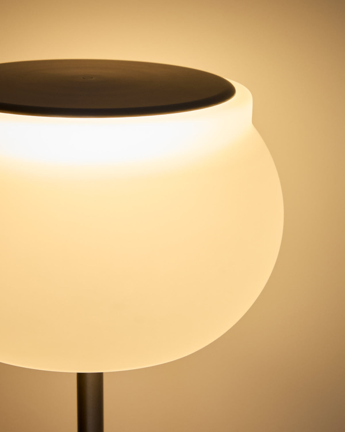 Lampa podłogowa LED LERUNA matowe szkło i ocynkowany metal – ujęcie 3