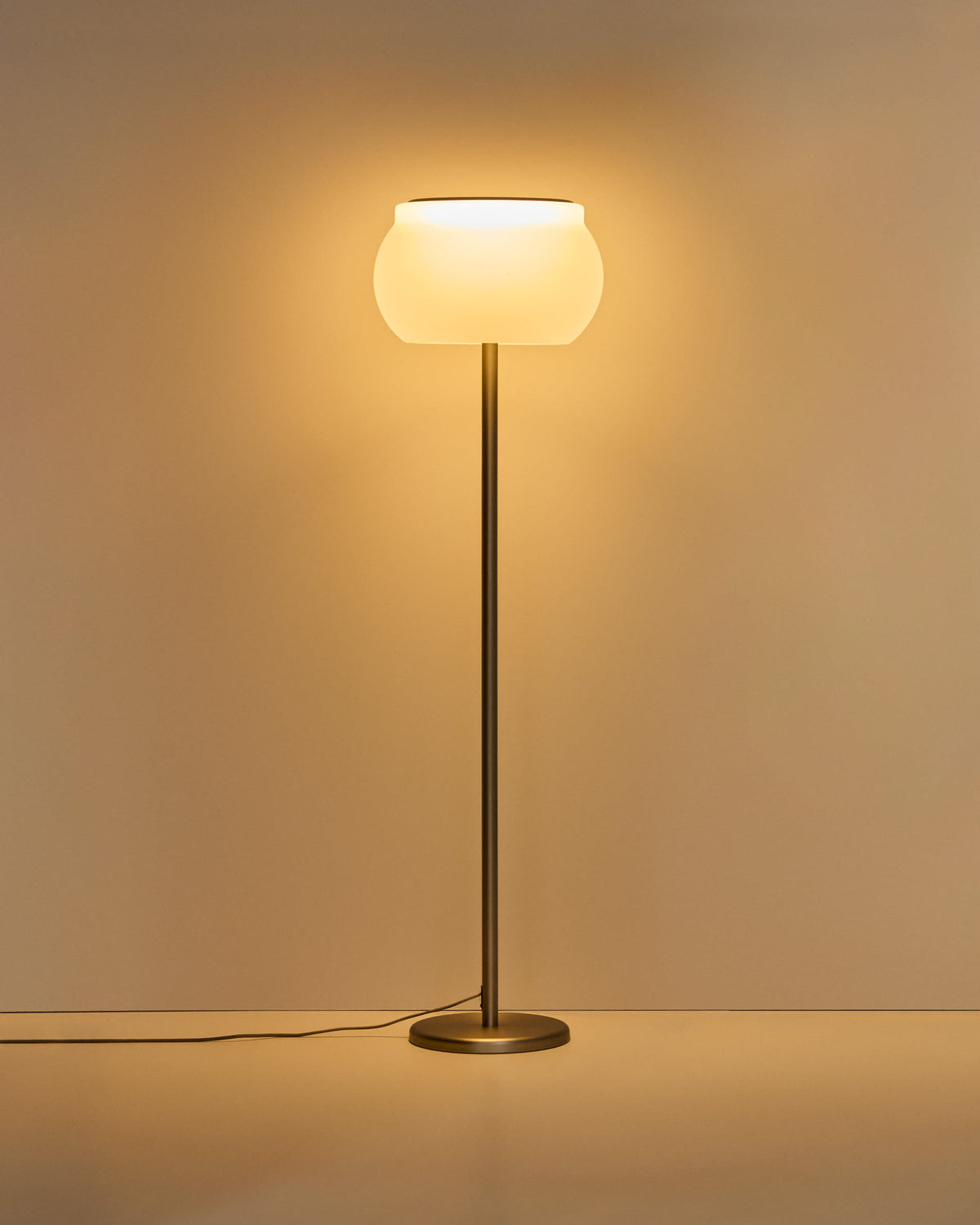 Lampa podłogowa LED LERUNA matowe szkło i ocynkowany metal – ujęcie 6