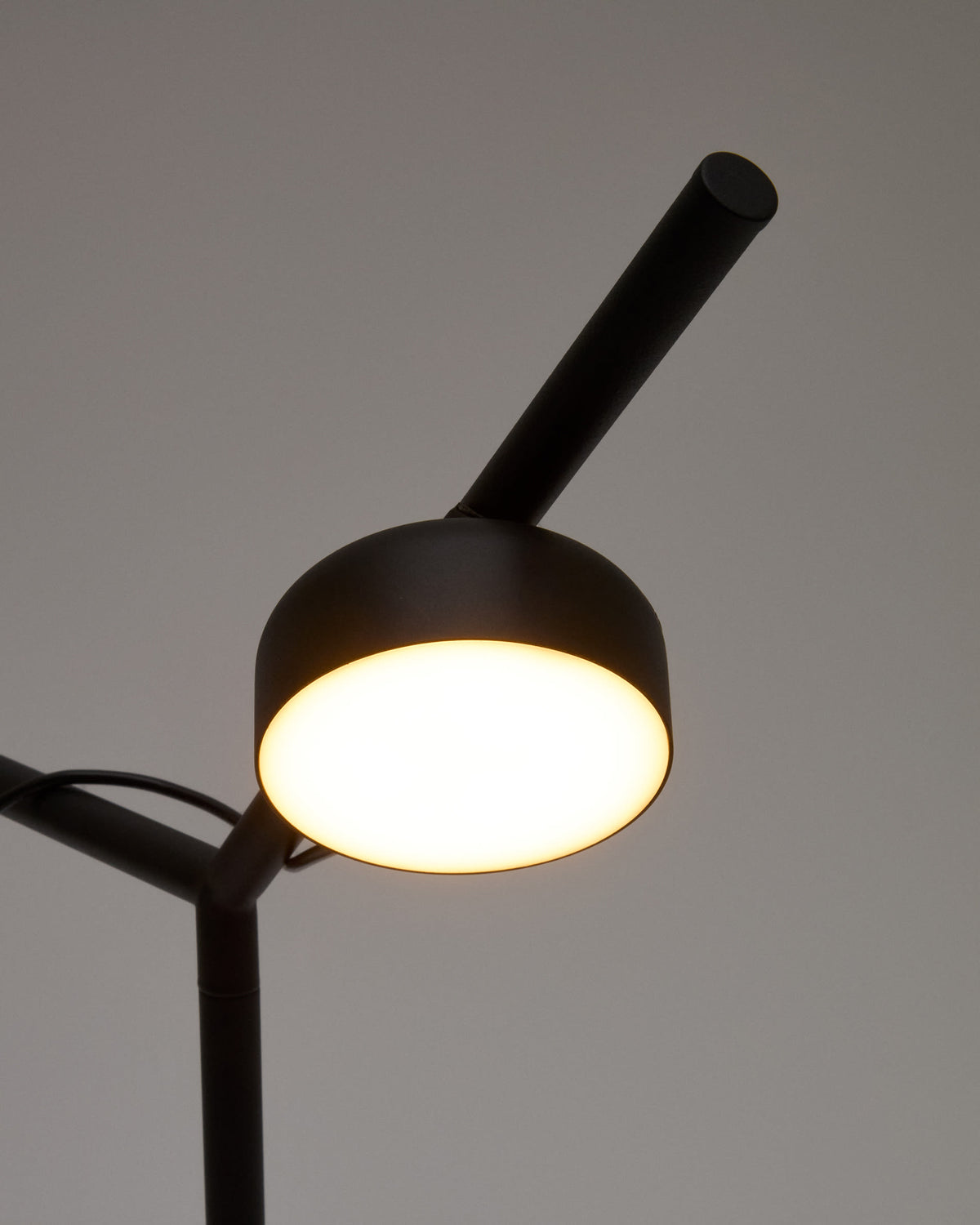 Lampa stołowa OREY czarny z wielopozycyjnym reflektorem – ujęcie 3