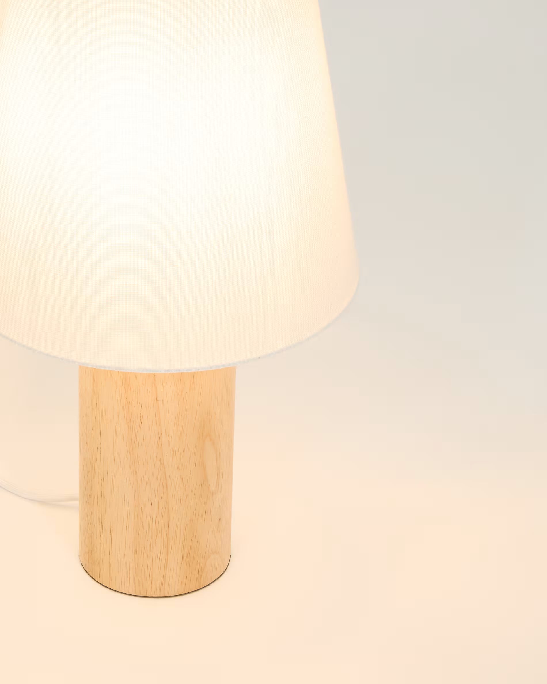 Tischlampe MARGA aus Gummibaum mit weißem Schirm