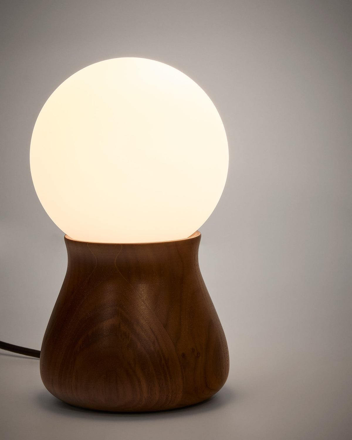 Lampa stołowa OKENI orzechowe drewno i szkło – ujęcie 3
